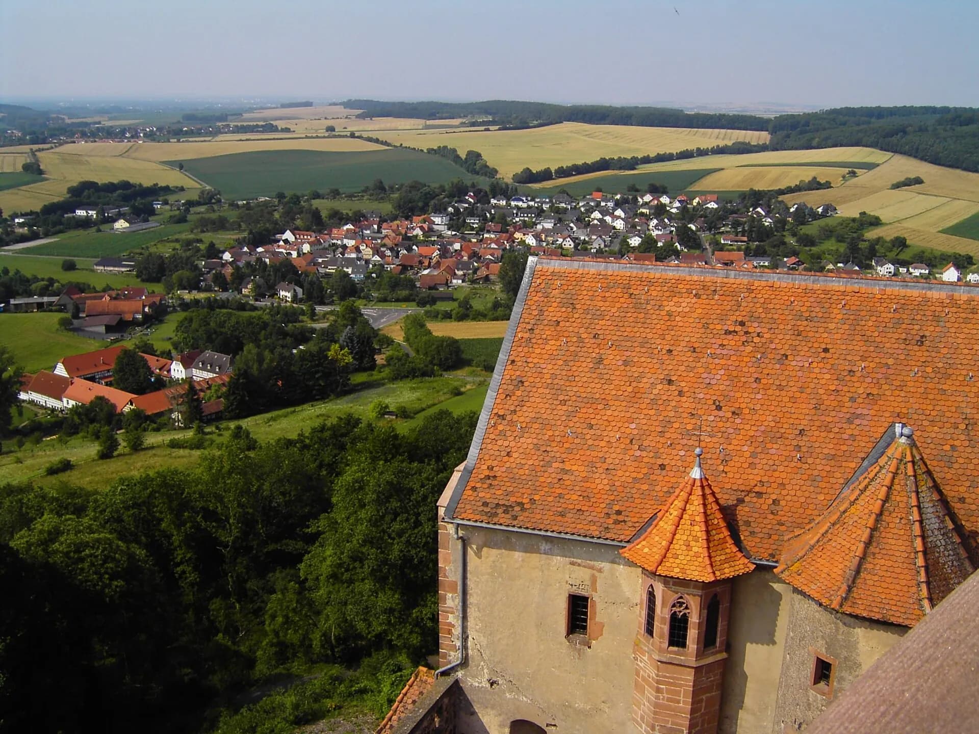 Blick vom Burgturm über die Dächer der Burg Ronneburg