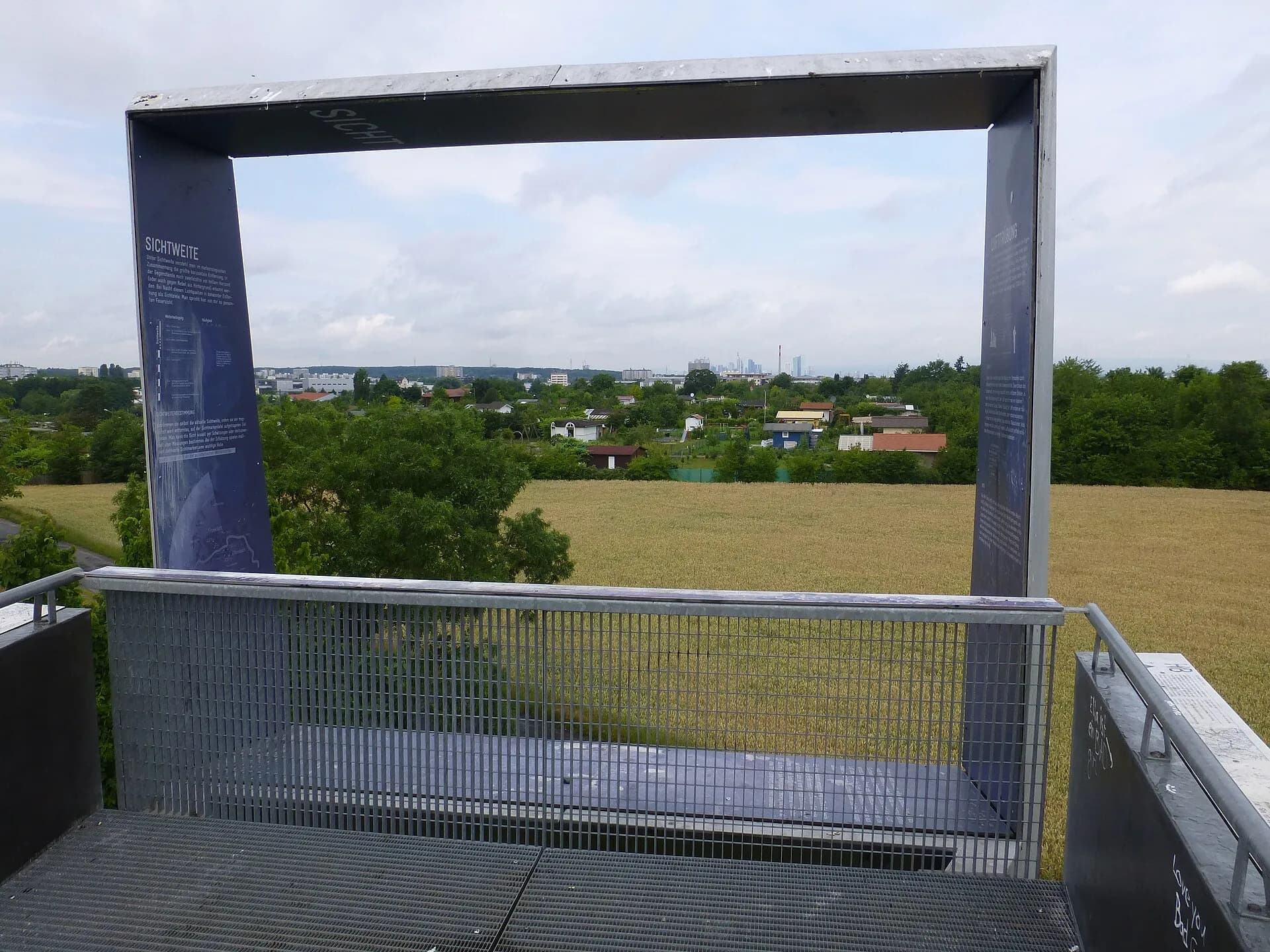 Ausblick von der Plattform des Wetterpark-Aussichtsturms in Offenbach