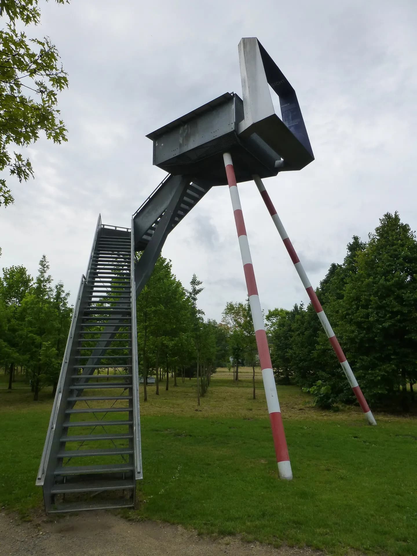 Treppenaufgang zum Aussichtsturm im Wetterpark in Offenbach