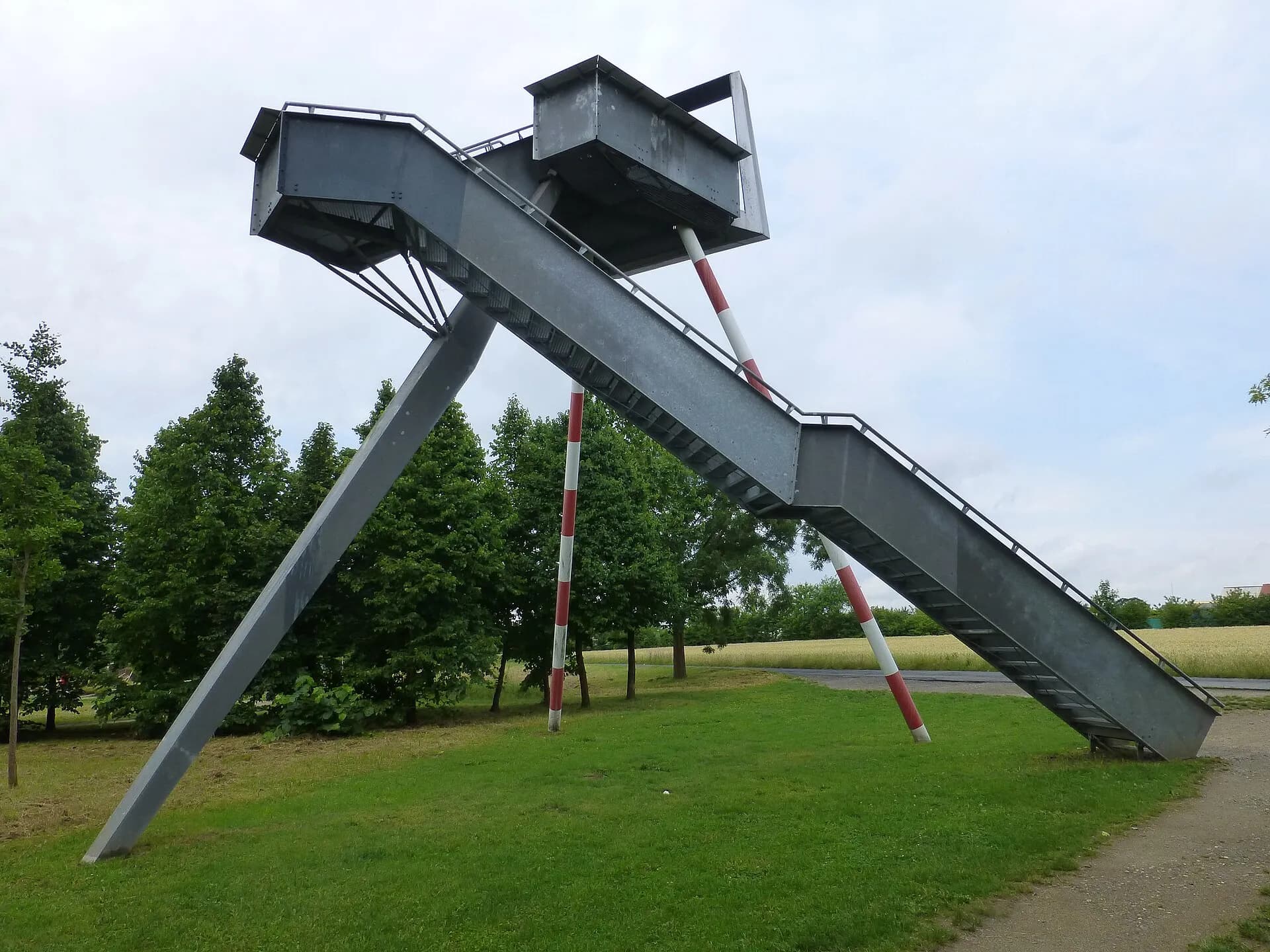 Aussichtsturm des Wetterparks über der Wiese in Offenbach