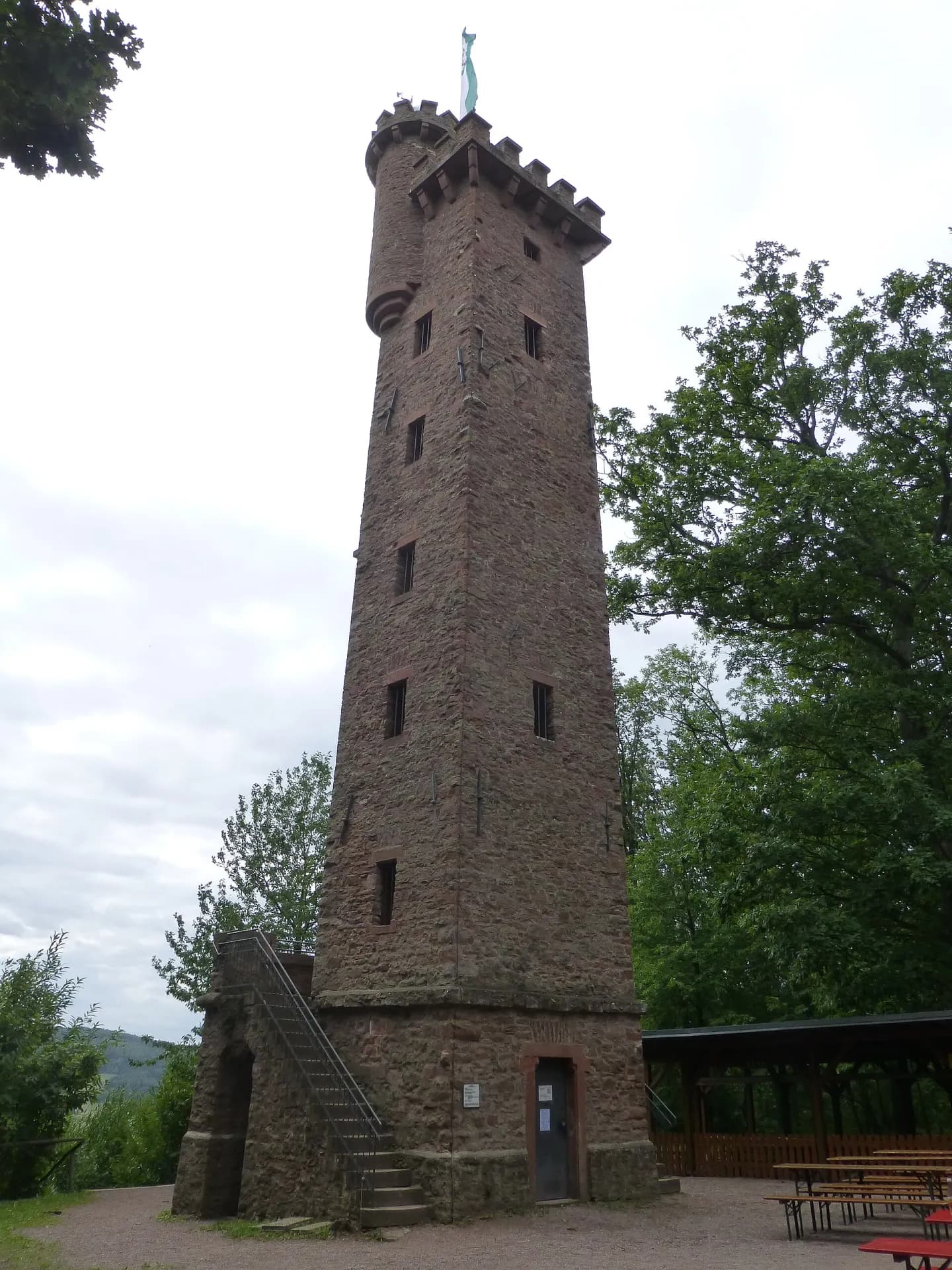Aussichtsturm von 1903 über den Weinbergen in Klingenberg am Main