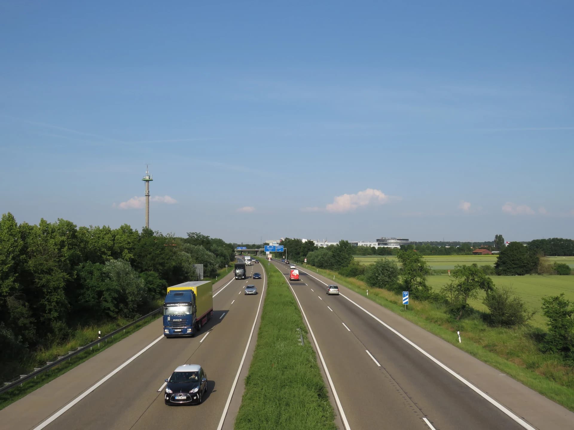Bundesautobahn 60 an der Anschlussstelle Rüsselsheim-Königstädten