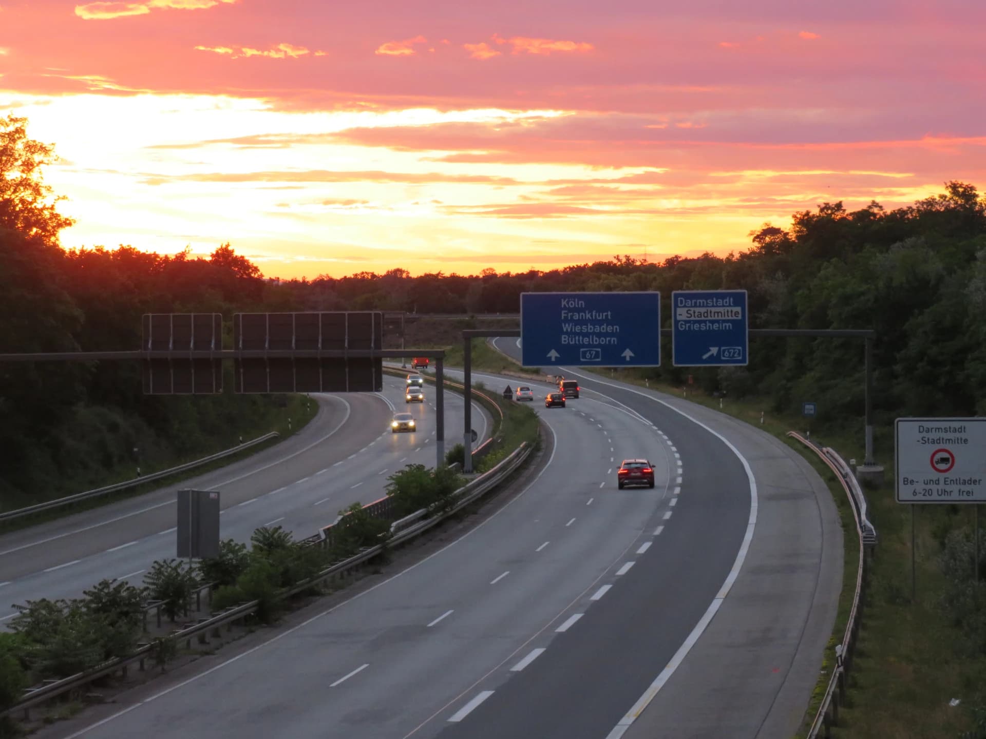 A 67 mit Ausfahrt Griesheim in der Abenddämmerung