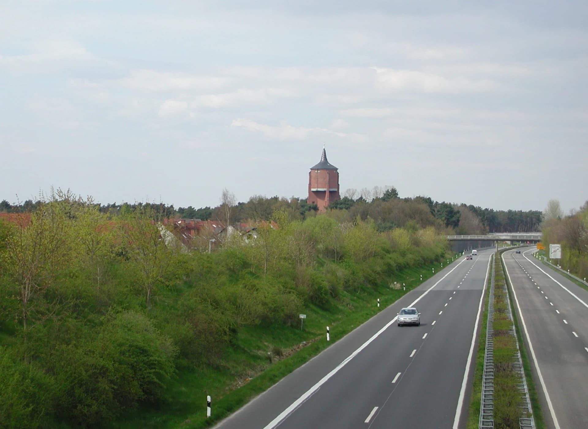 Autobahn bei Rodgau mit dem Wasserturm Weiskirchen im Hintergrund