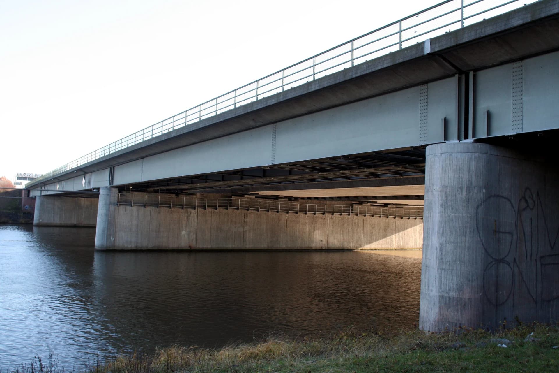 Untersicht der Autobahnbrücke der A3 bei Stockstadt am Main