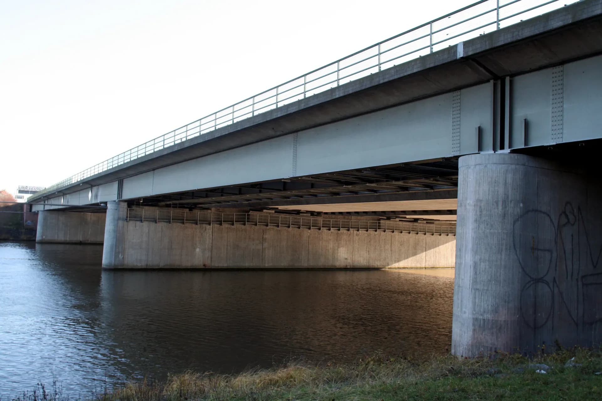 Untersicht der Autobahnbrücke der A3 bei Stockstadt am Main
