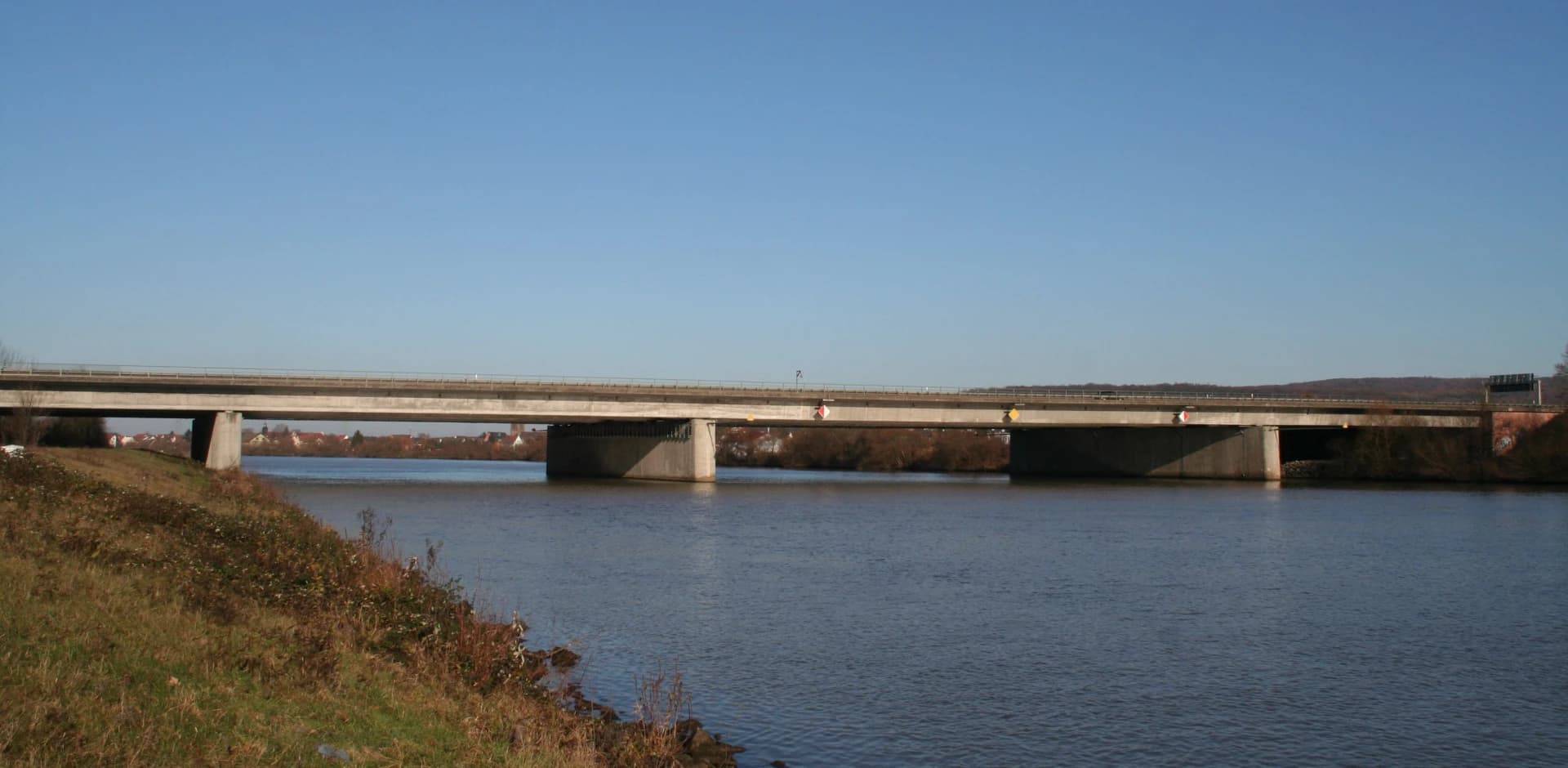 Autobahnbrücke der A3 über den Main bei Stockstadt am Main