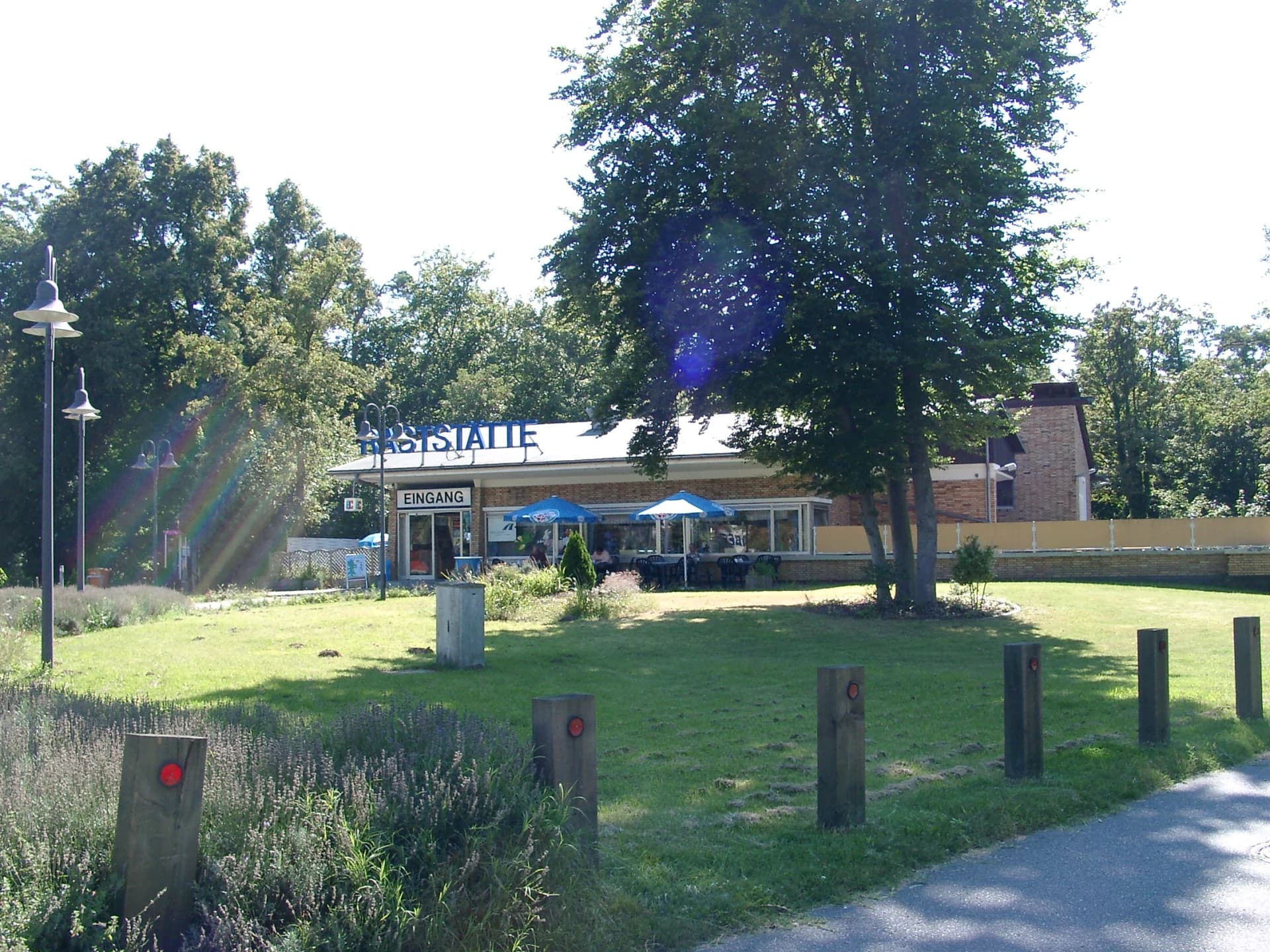 Außenbereich der Autobahnraststätte Pfungstadt West in Pfungstadt