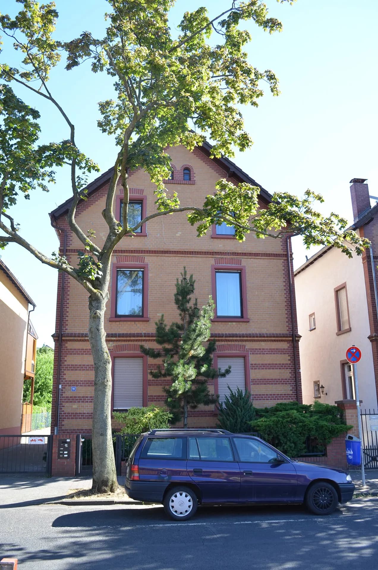 Wohnhaus mit Platane in der Autogenstraße in Frankfurt Griesheim
