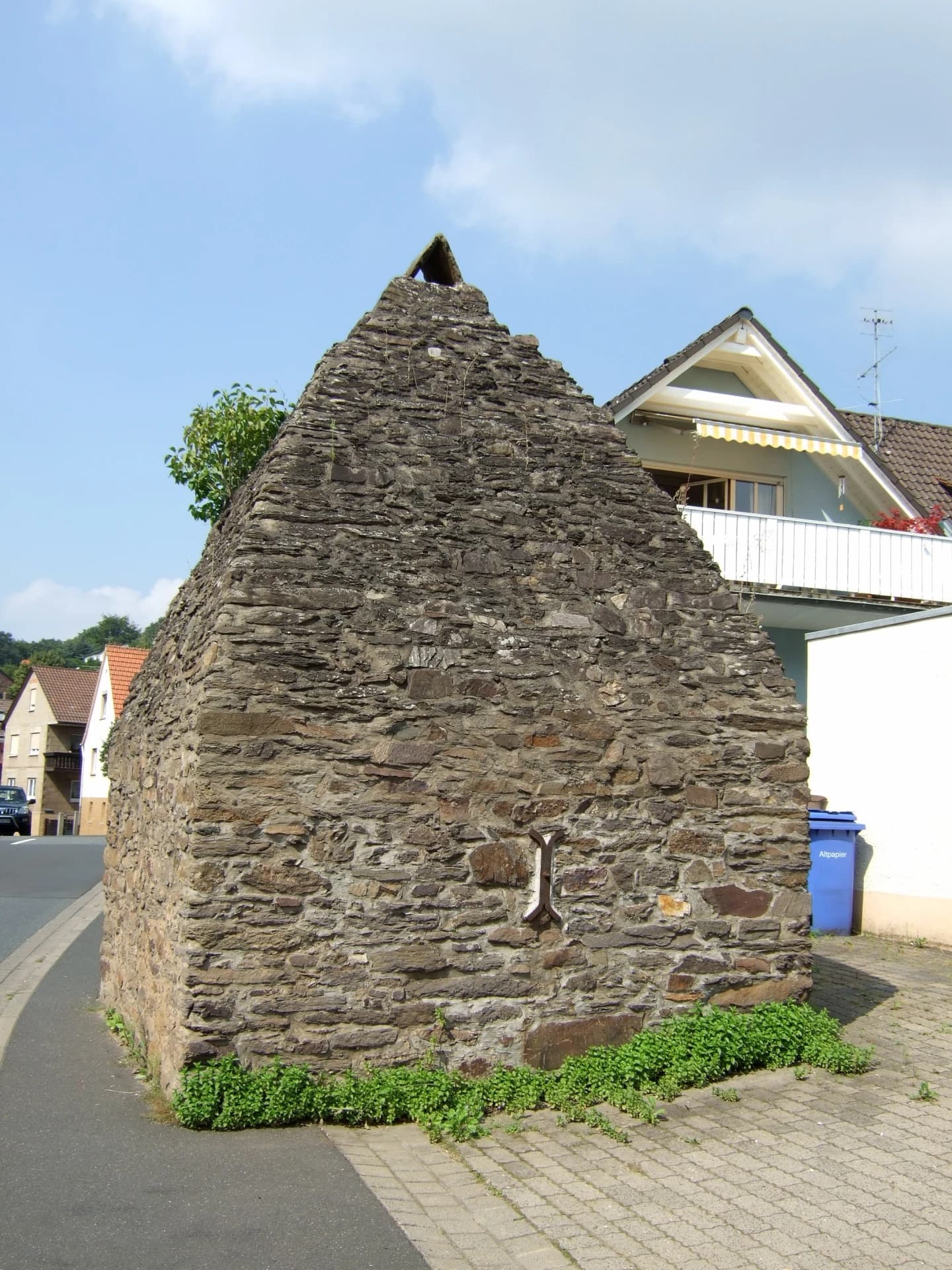 Historischer Backofen im Ortsteil Niedersteinbach in Mömbris