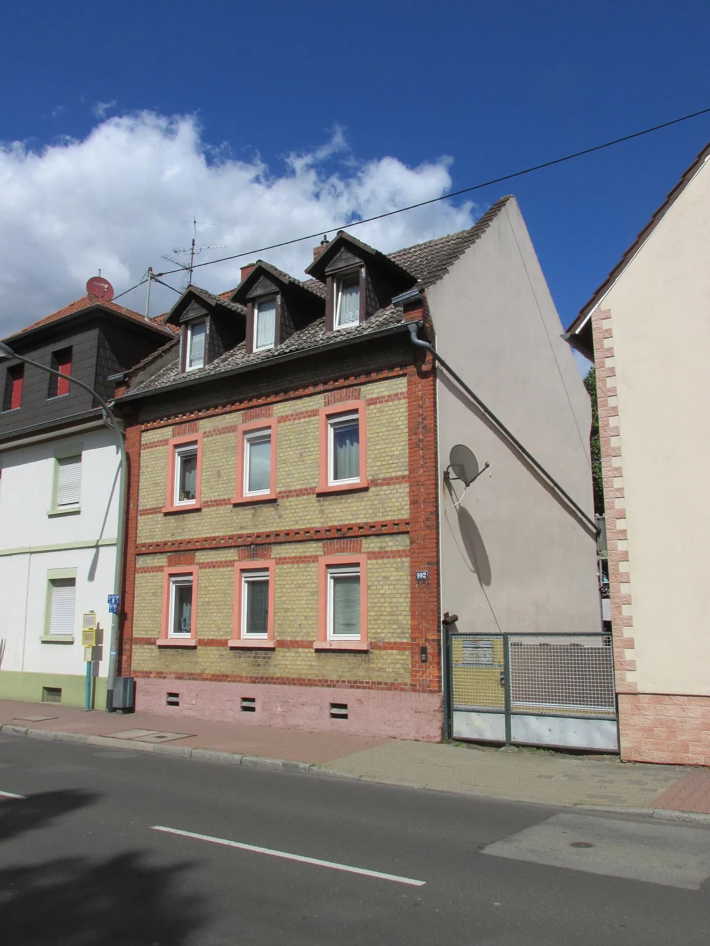 Backsteinhaus an der Sindlinger Bahnstraße in Frankfurt Sindlingen