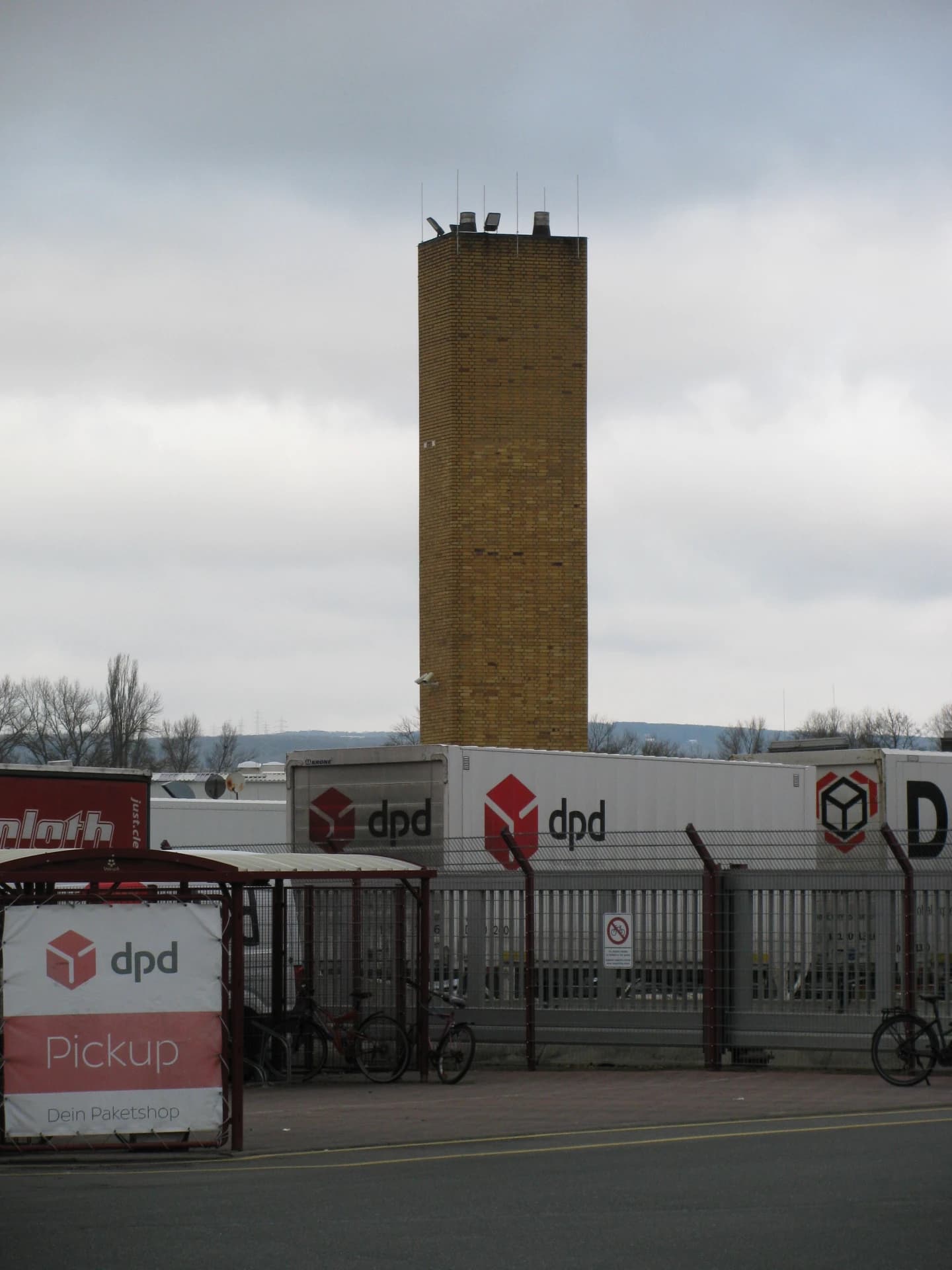 Historischer Backsteinturm an der Kelsterbacher Straße in Raunheim