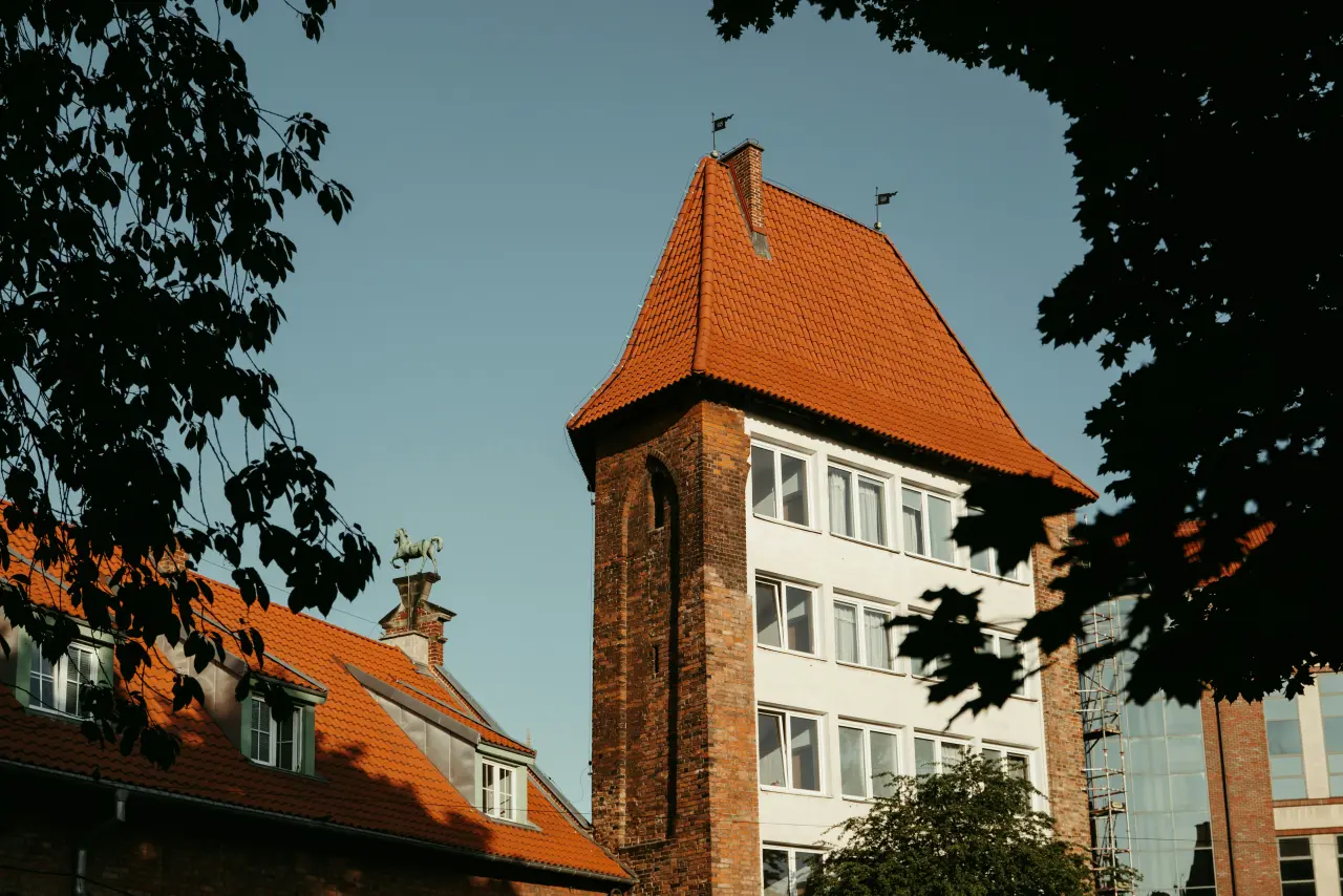 Historischer Backsteinturm mit steilem Ziegeldach in Aschaffenburg