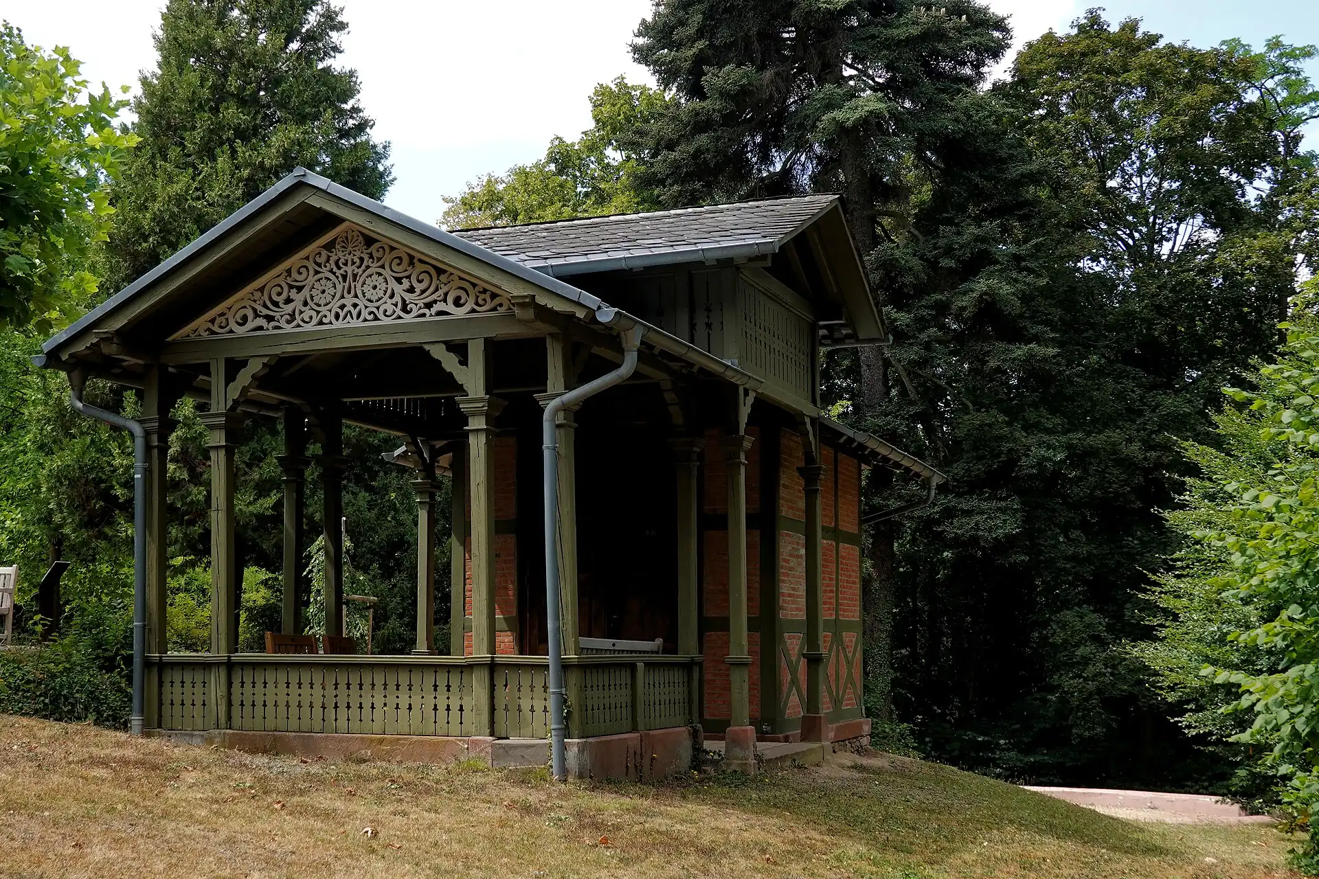 Badehäuschen im Park des Schlosses Heiligenberg in Seeheim-Jugenheim