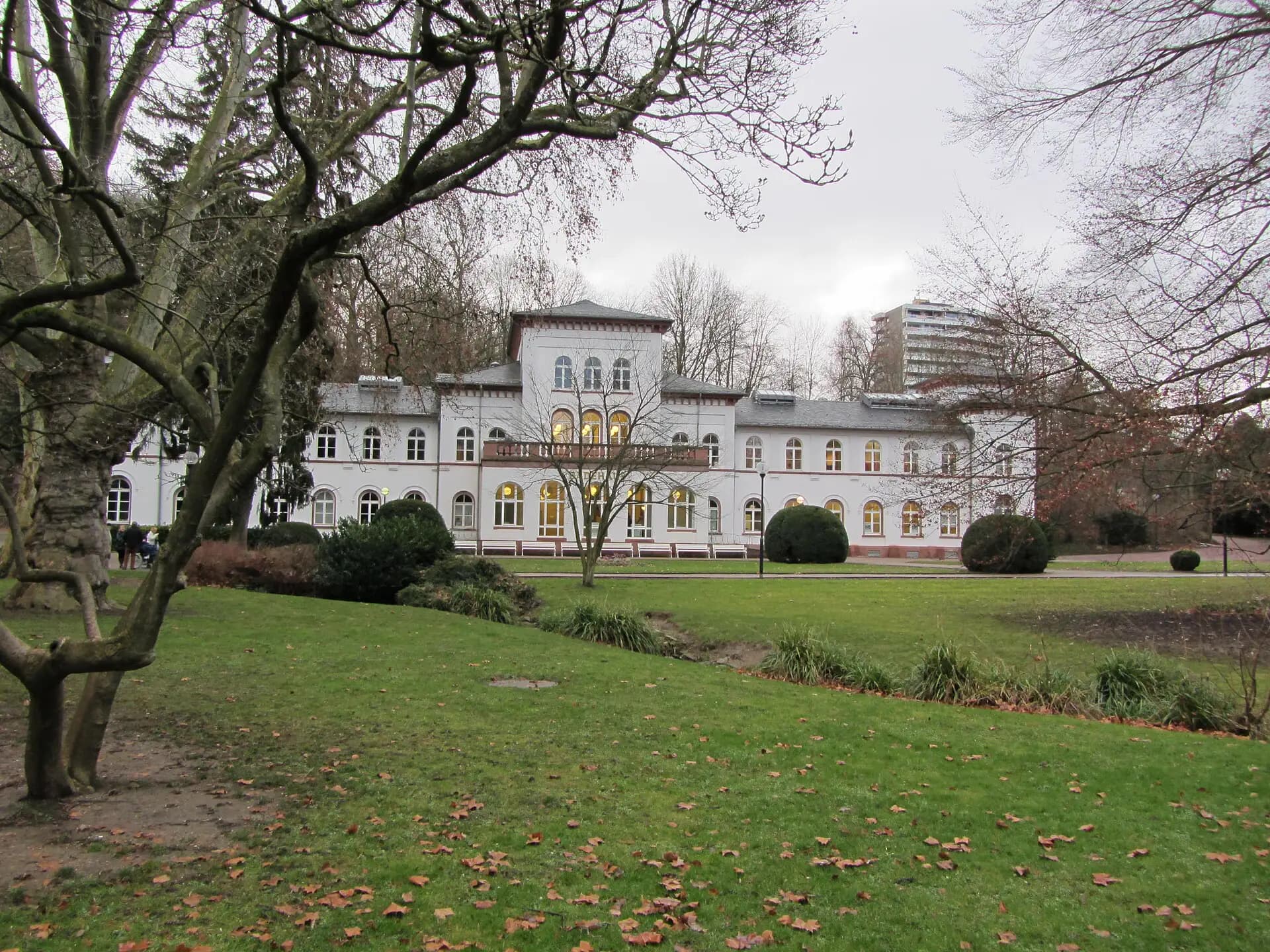 Frontansicht des Badehauses in Bad Soden am Taunus