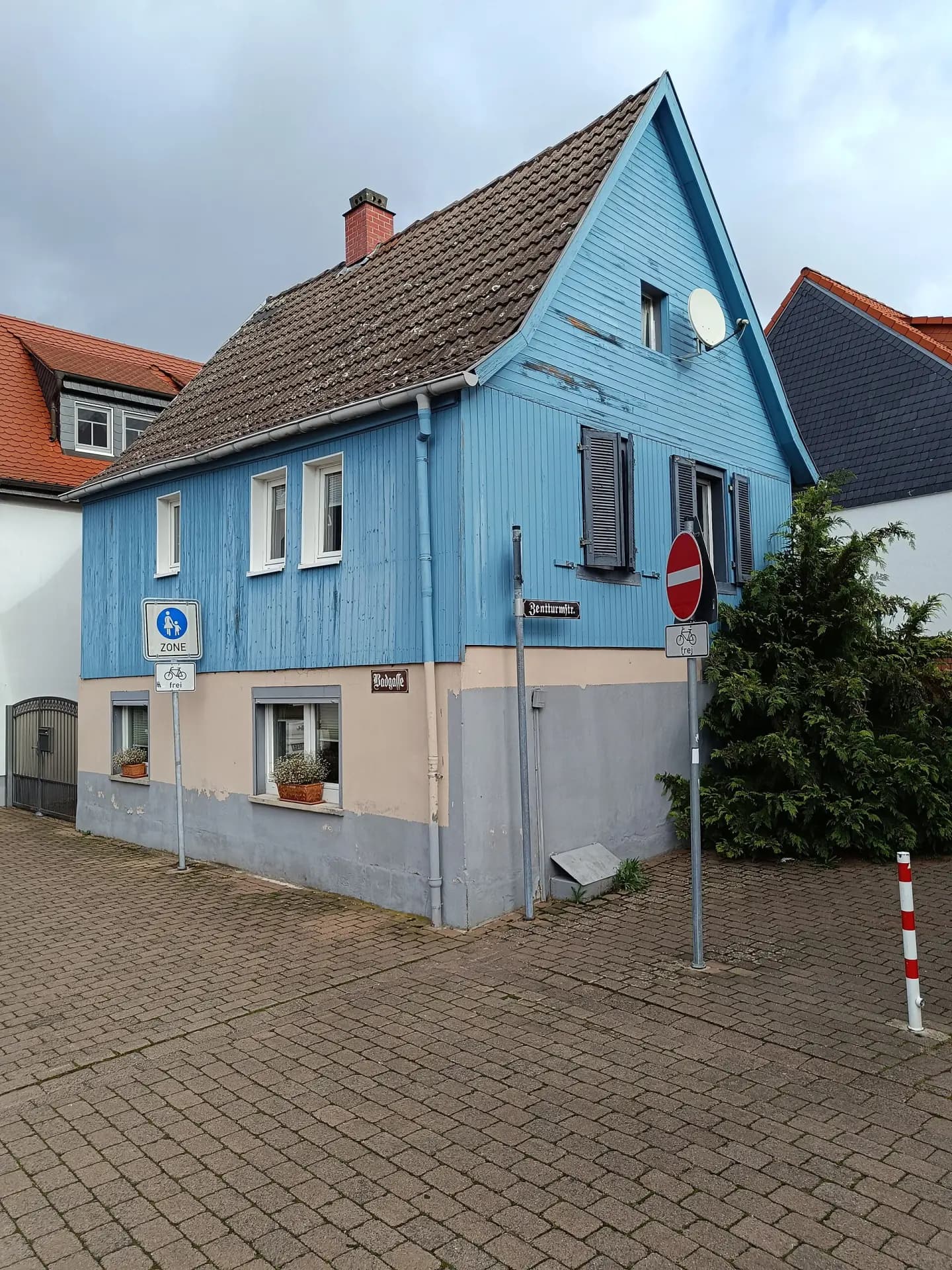 Blaues Haus Badgasse 26 von der Ecke in Dieburg