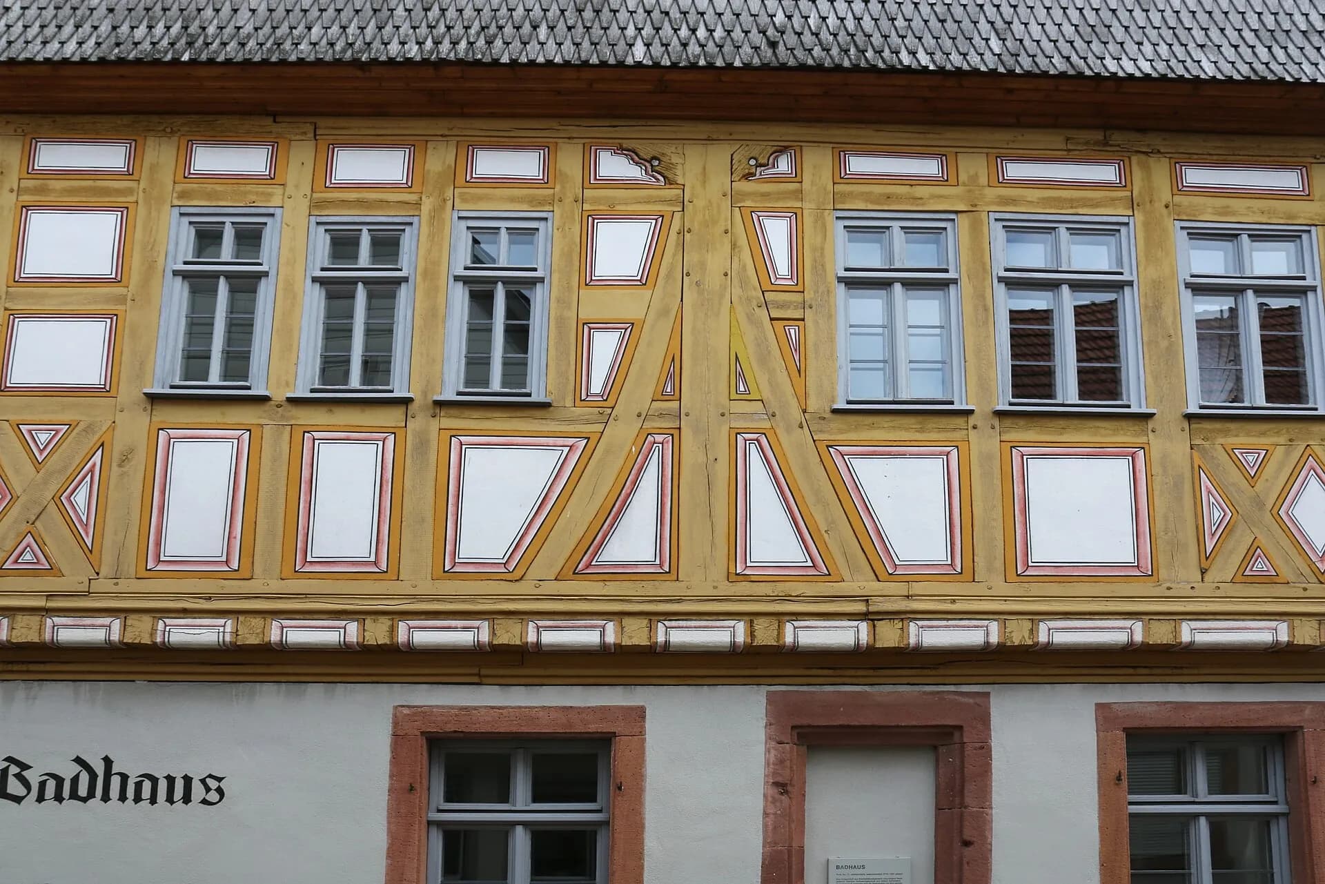 Fachwerkfassade des Badhauses in Dieburg