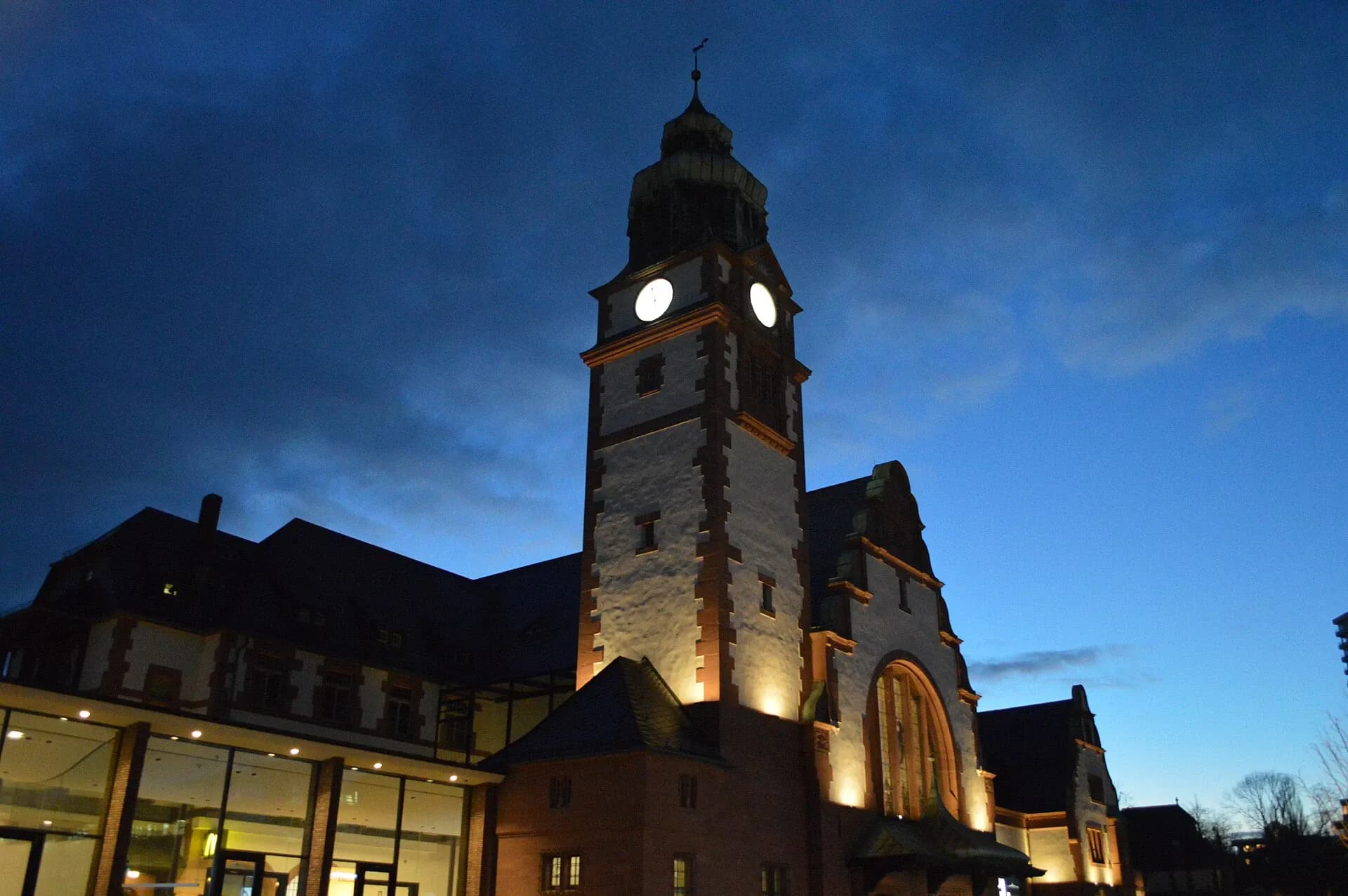 Bahnhof Bad Homburg in der Abenddämmerung
