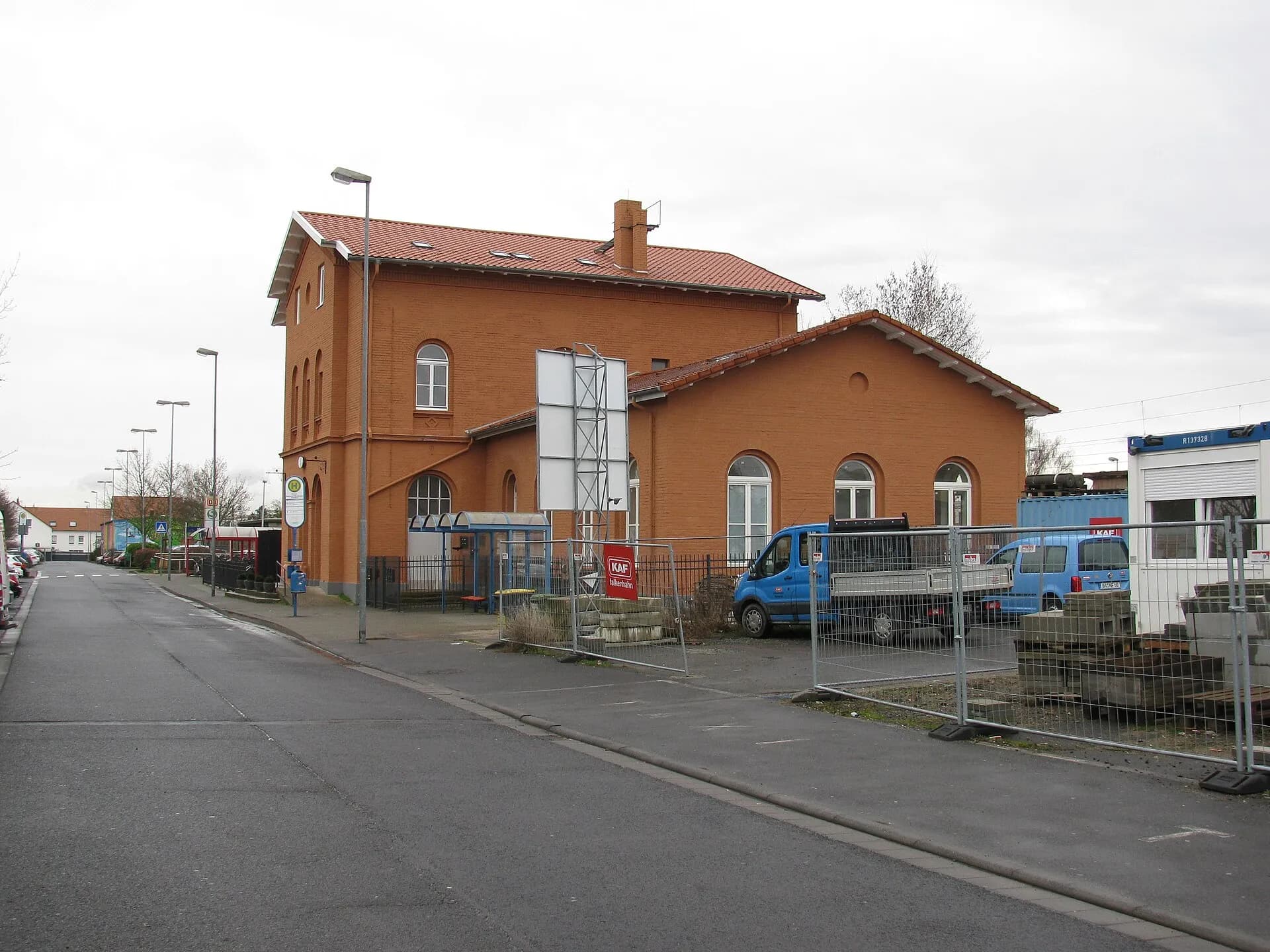 Backsteingebäude am Bahnhof von Mühlheim am Main