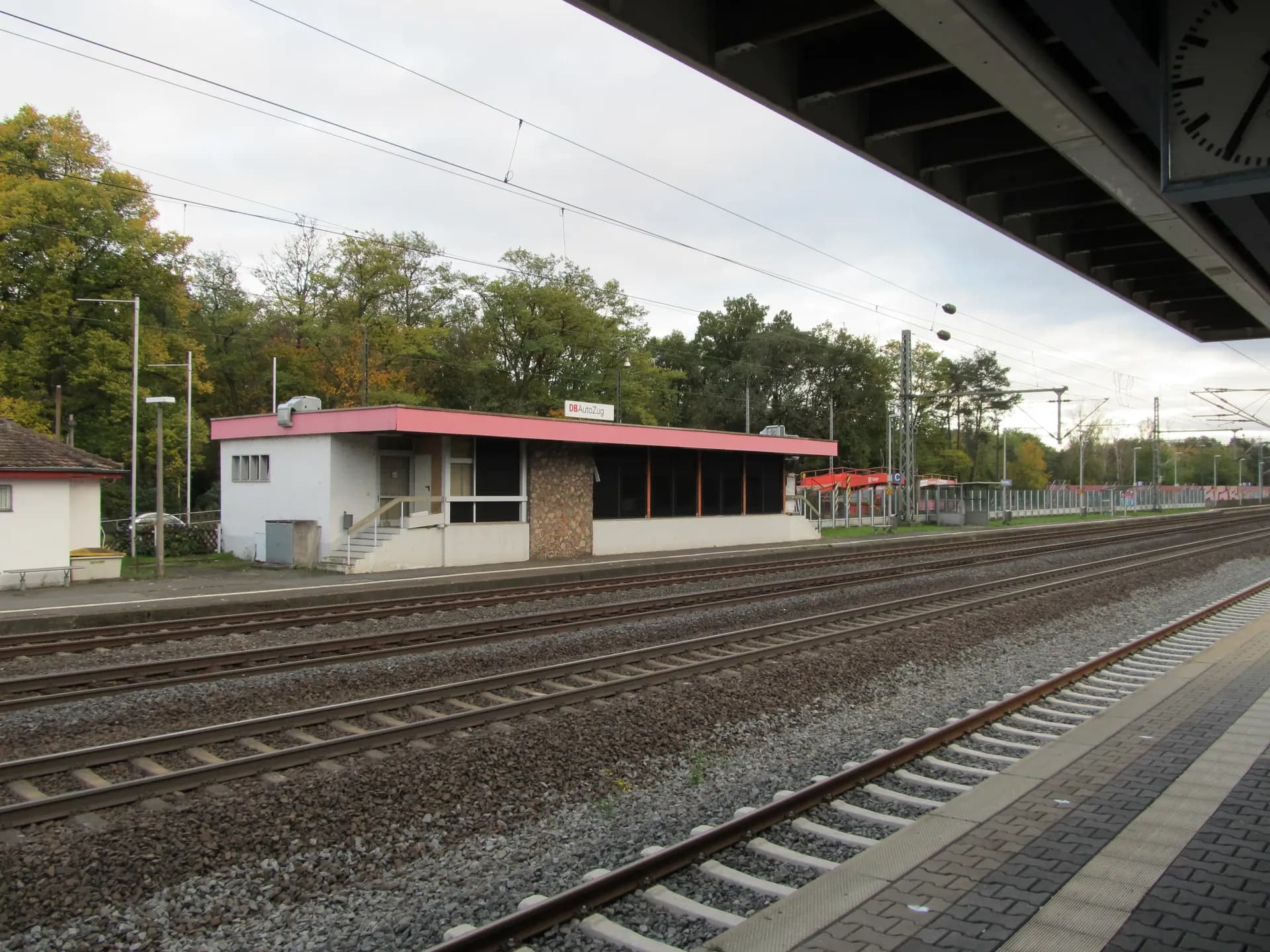 Bahnsteig mit Unterführung am Bahnhof Neu-Isenburg
