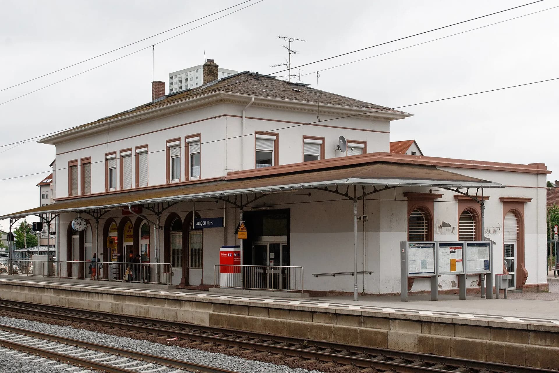 Bahnsteig mit Vordach am Bahnhof Langen