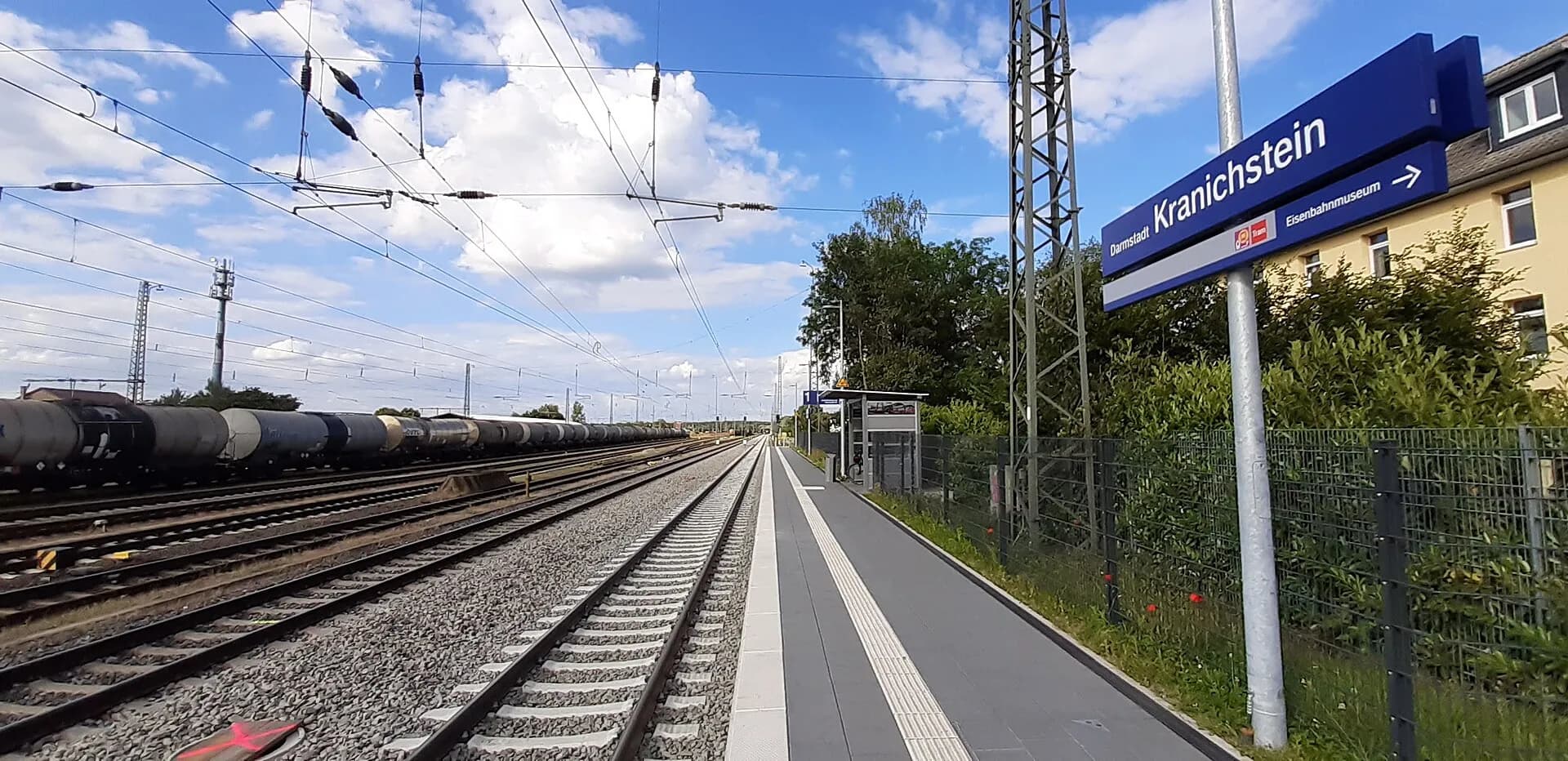 Bahnsteig am Bahnhof Darmstadt-Kranichstein
