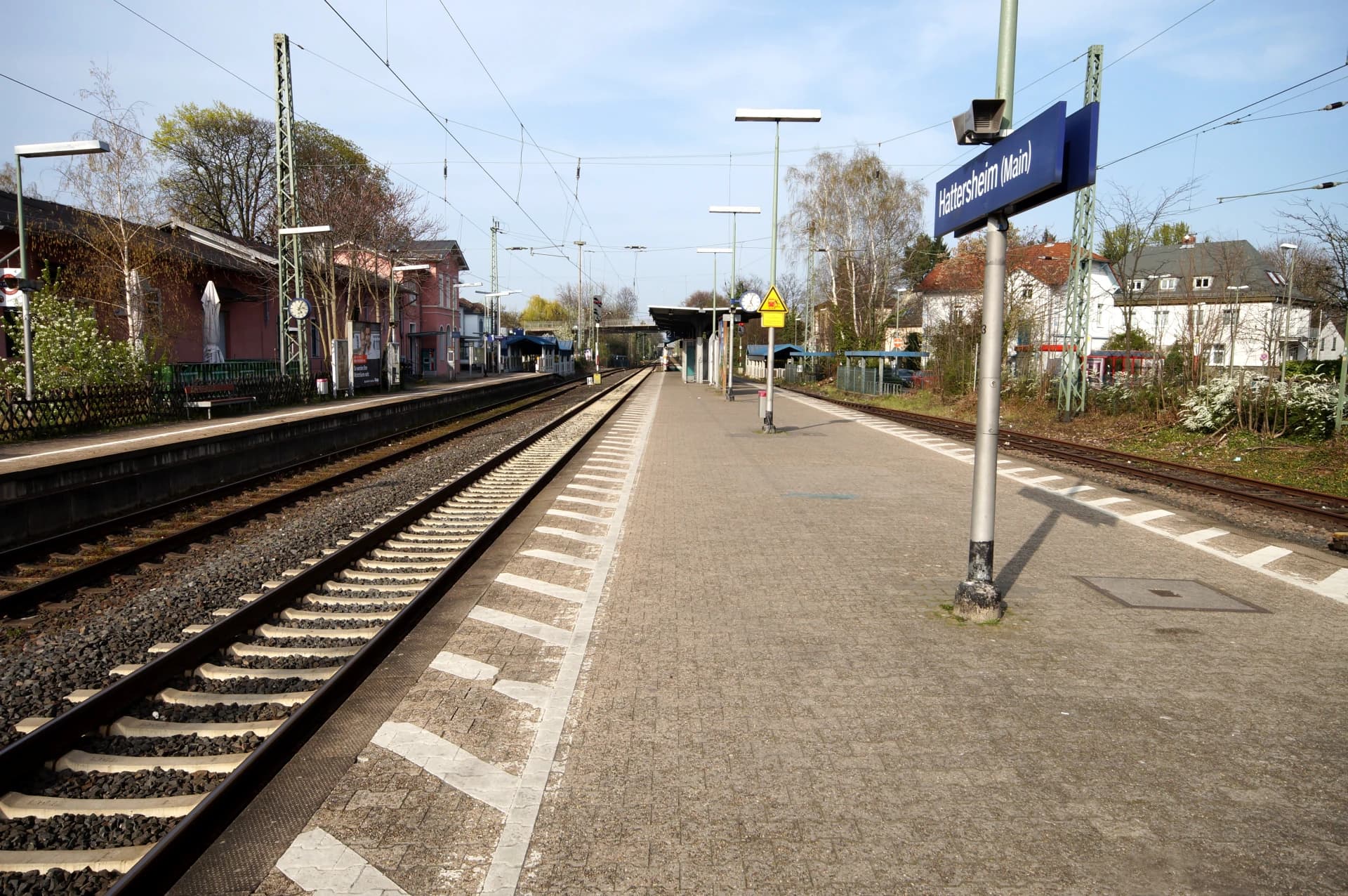 Bahnsteig am Bahnhof in Hattersheim am Main