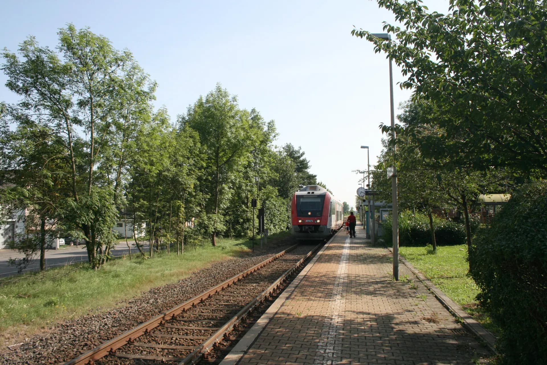 Bahnsteig und Gleise am Bahnhof Hanau-Klein-Auheim