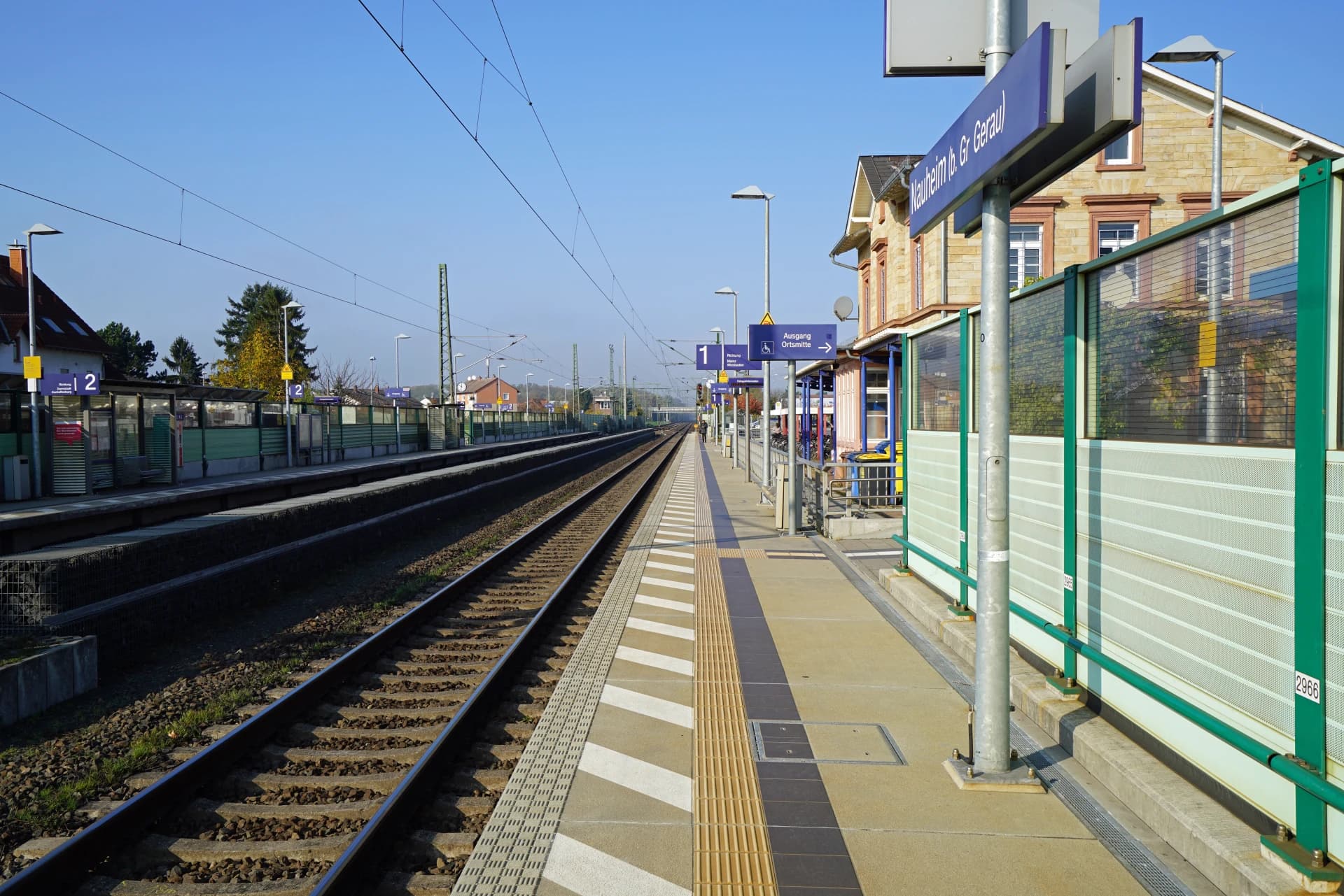 Bahnsteig am Bahnhof in Nauheim