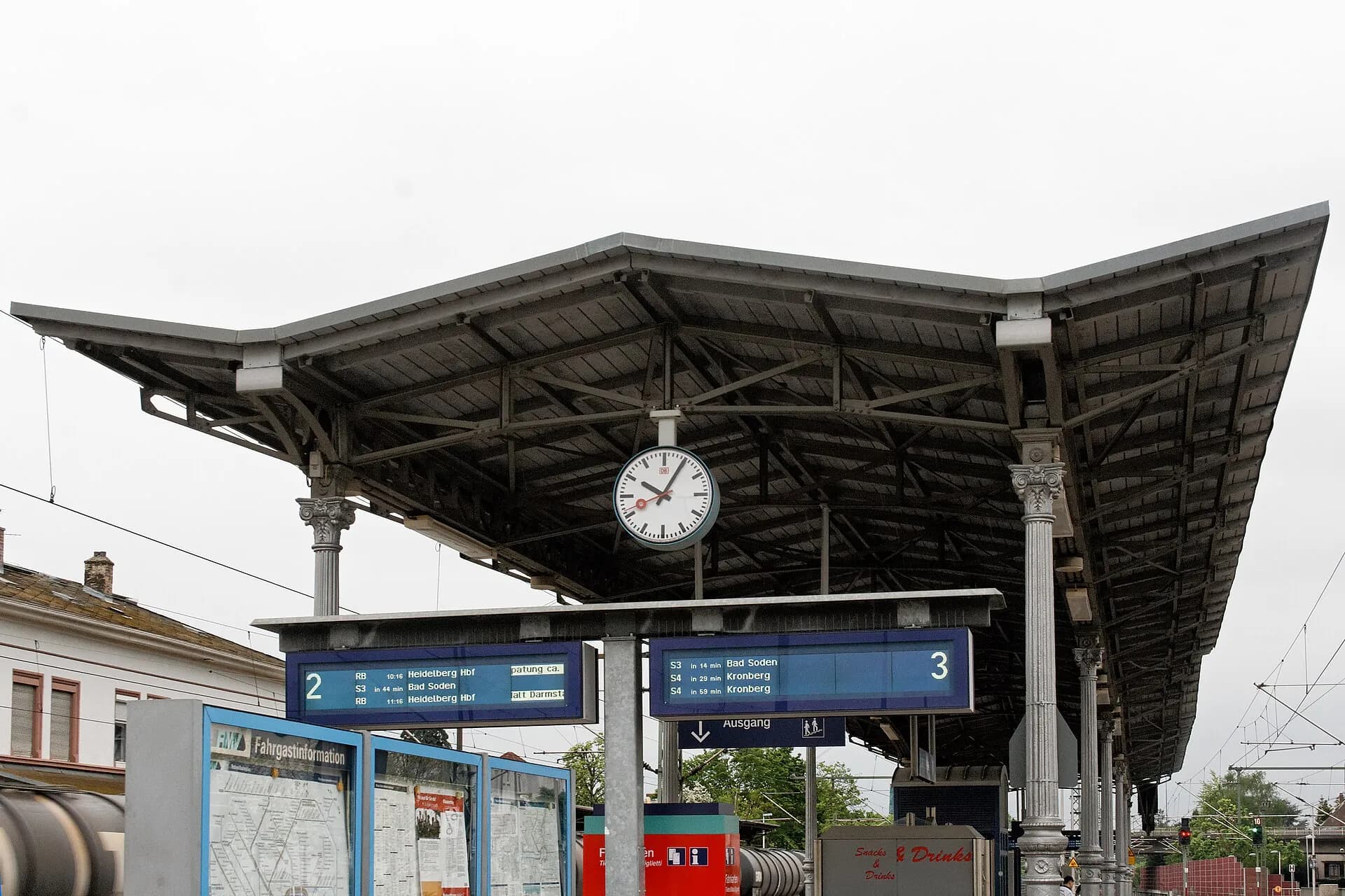 Bahnsteigdach am Bahnhof Langen
