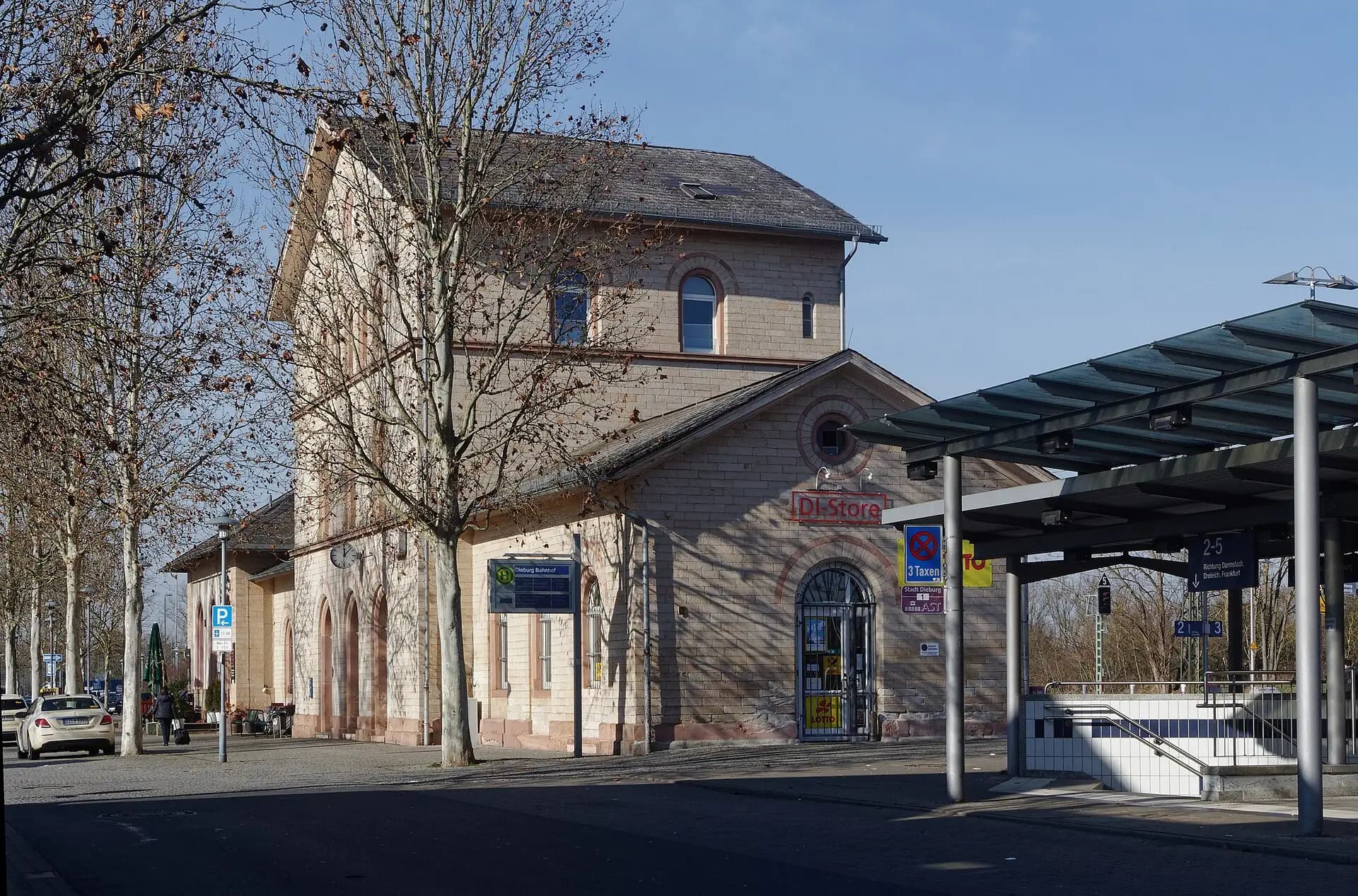 Bahnhof mit Bahnsteigdach von der Seite in Dieburg
