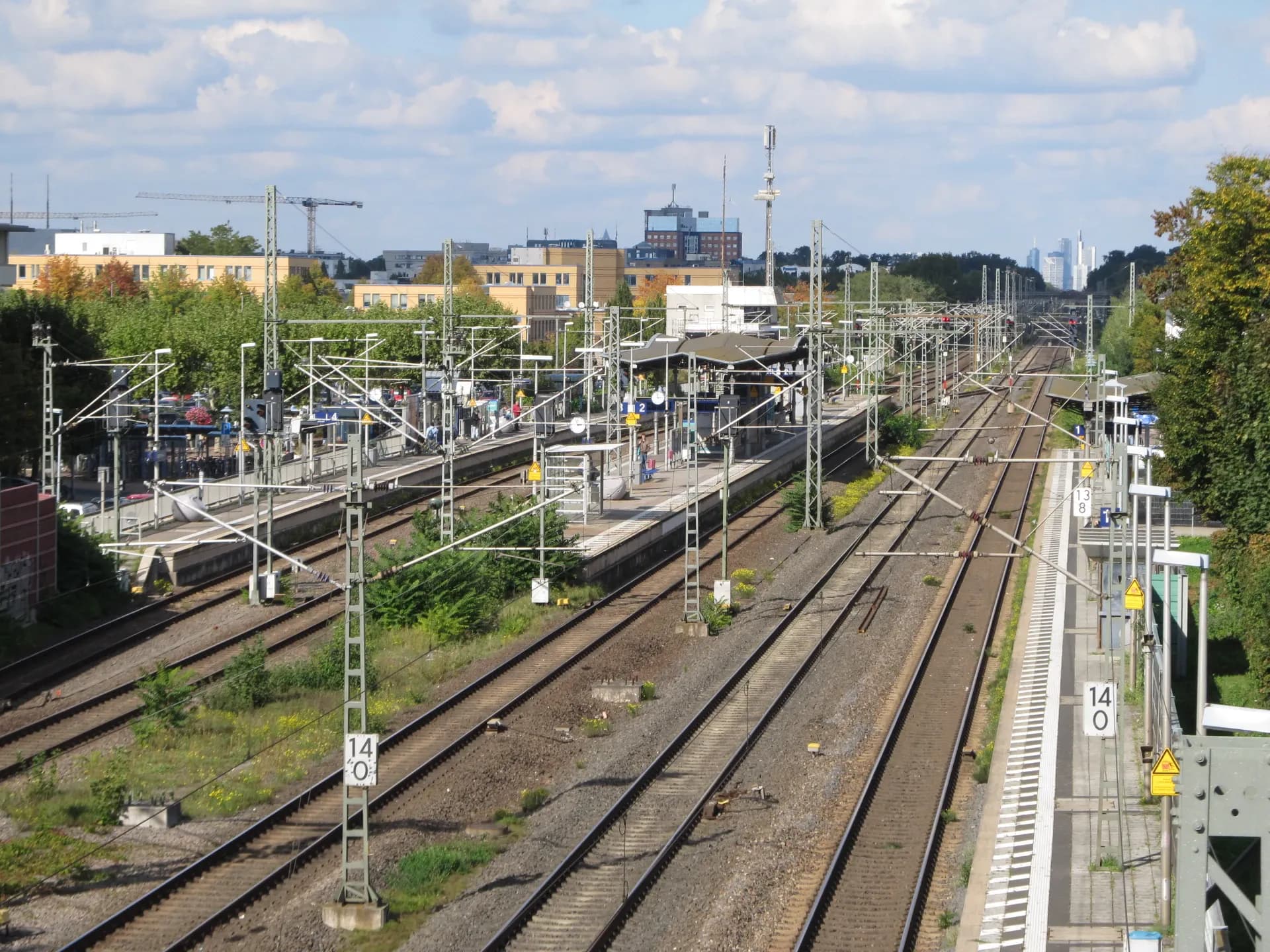Bahnsteige des Bahnhofs Langen