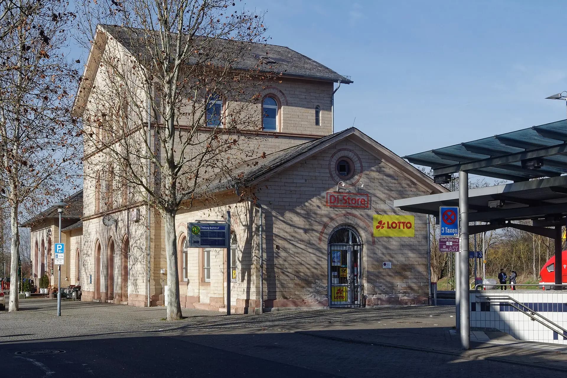 Bahnhof mit Bahnsteigdach in Dieburg
