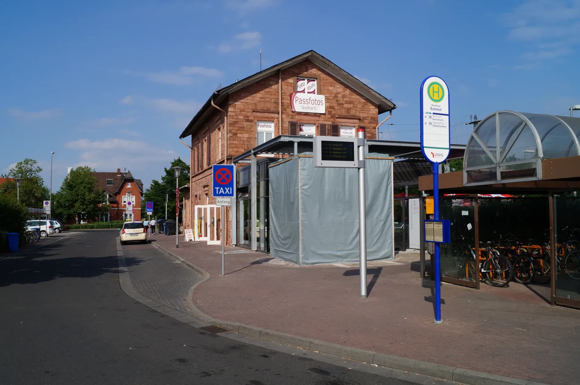Busbahnhof am Bahnhof in Raunheim