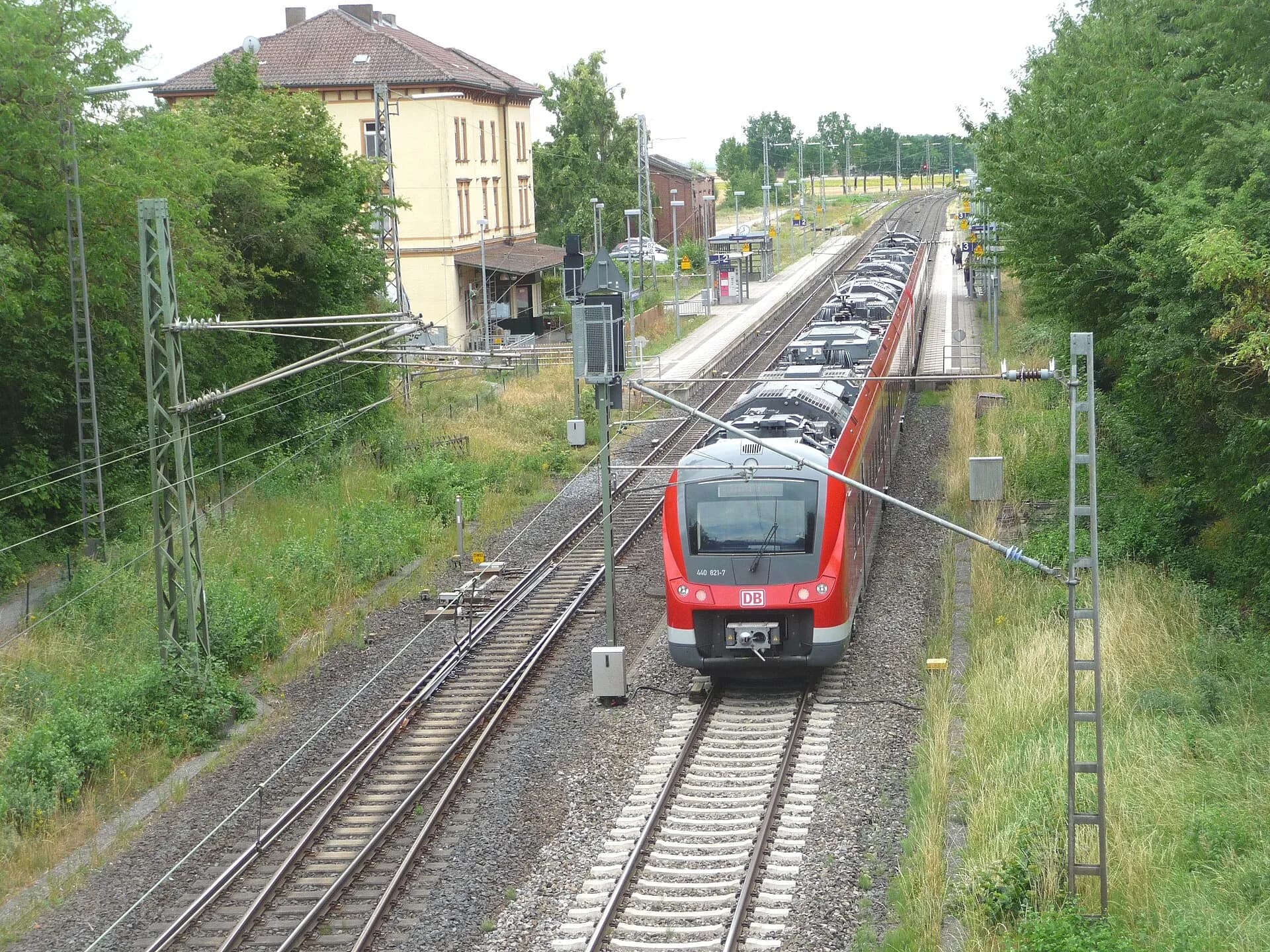 Einfahrende Regionalbahn am Bahnhof Seligenstadt