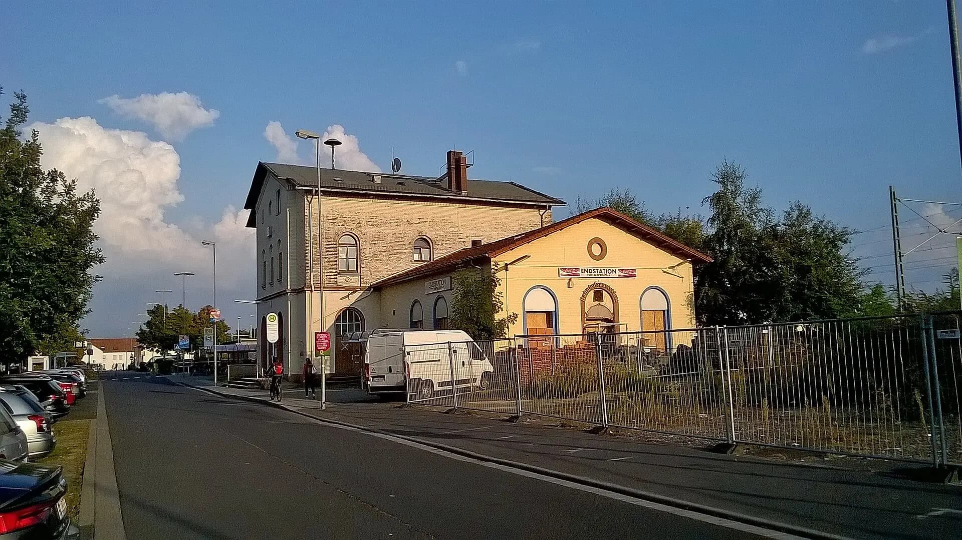 Empfangsgebäude mit Nebengebäude am Bahnhof Mühlheim am Main