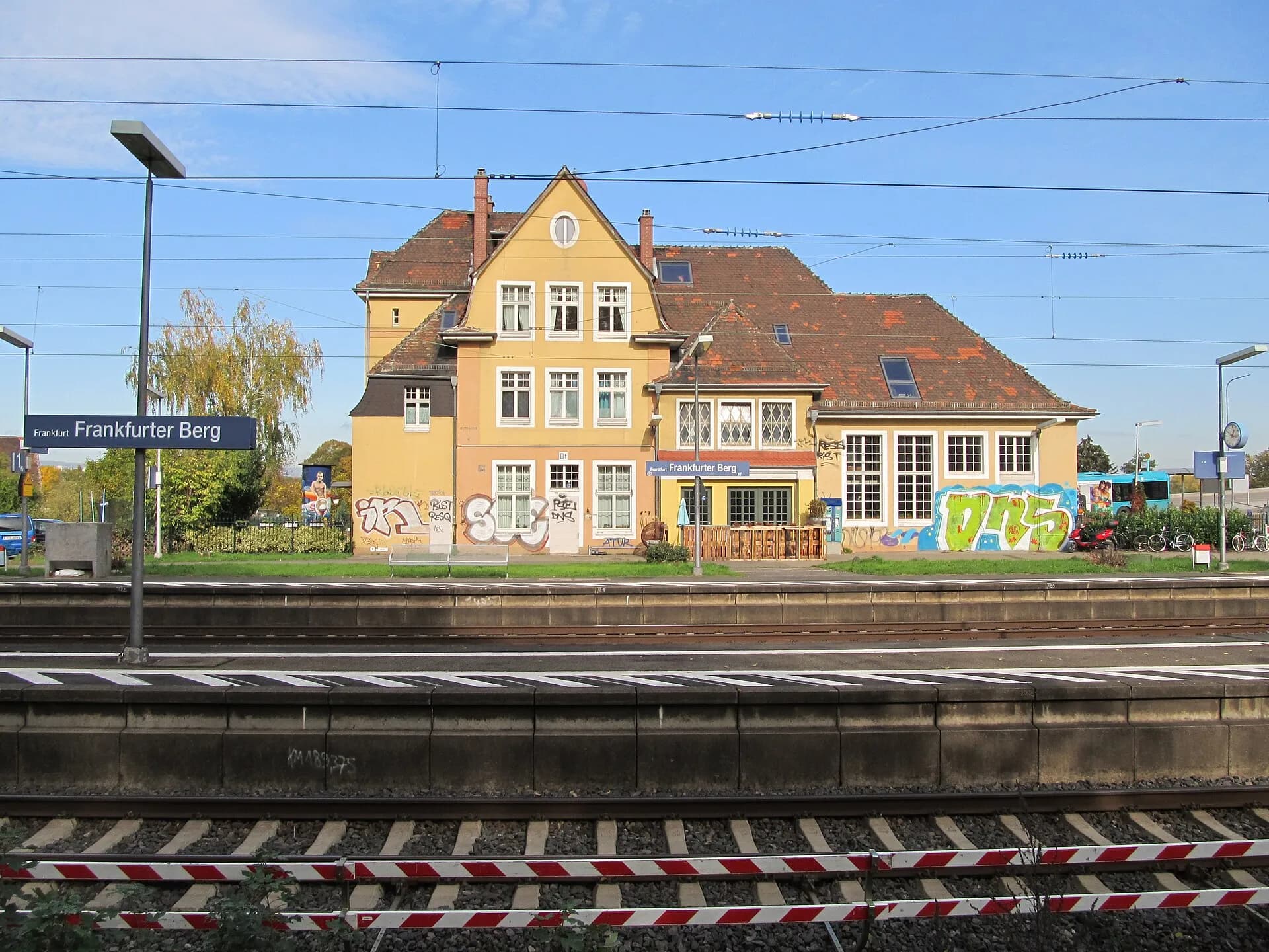 Bahnhof Frankfurter Berg mit Empfangsgebäude und Gleisen