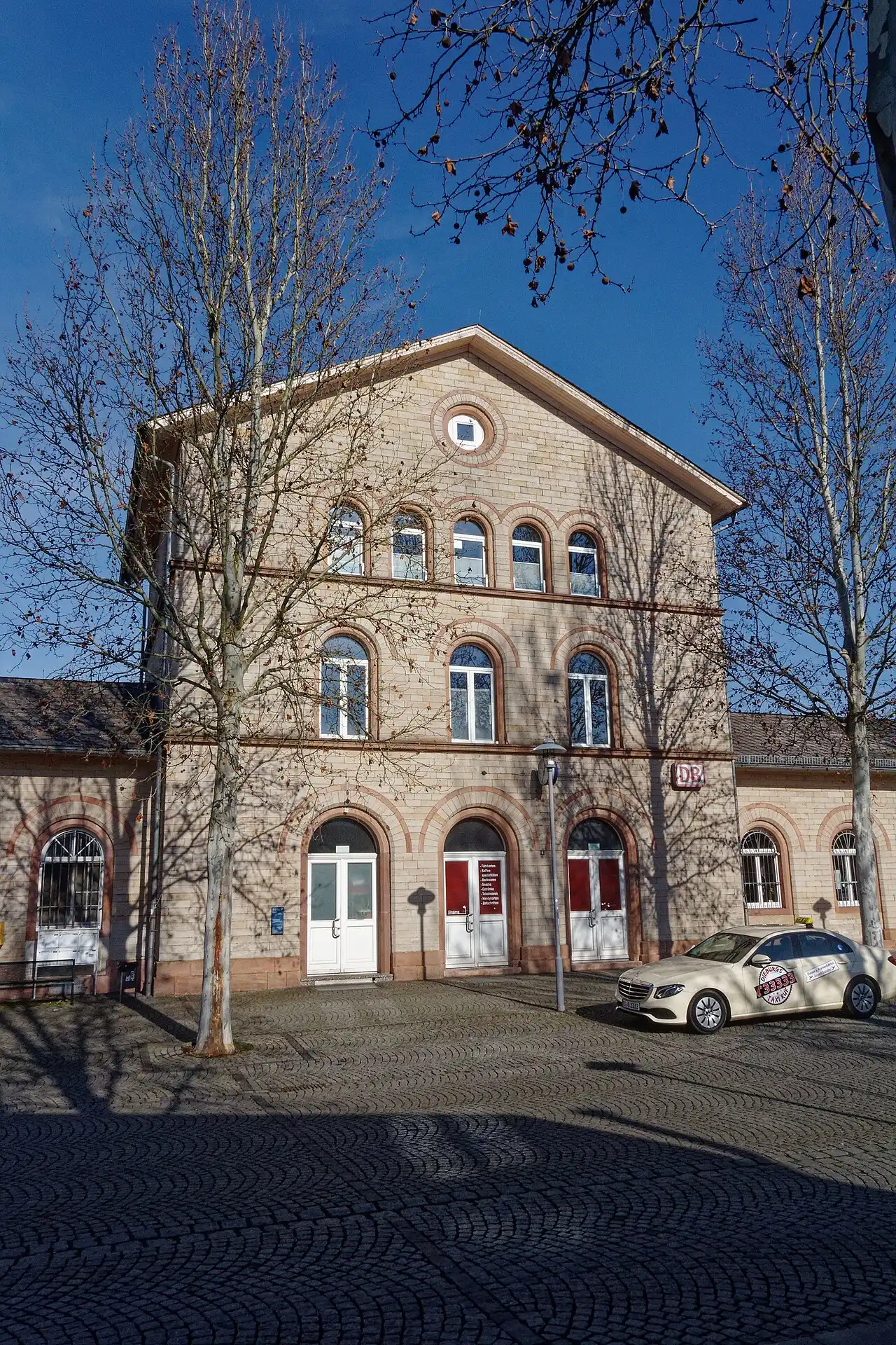 Empfangsgebäude des Bahnhofs von vorn in Dieburg
