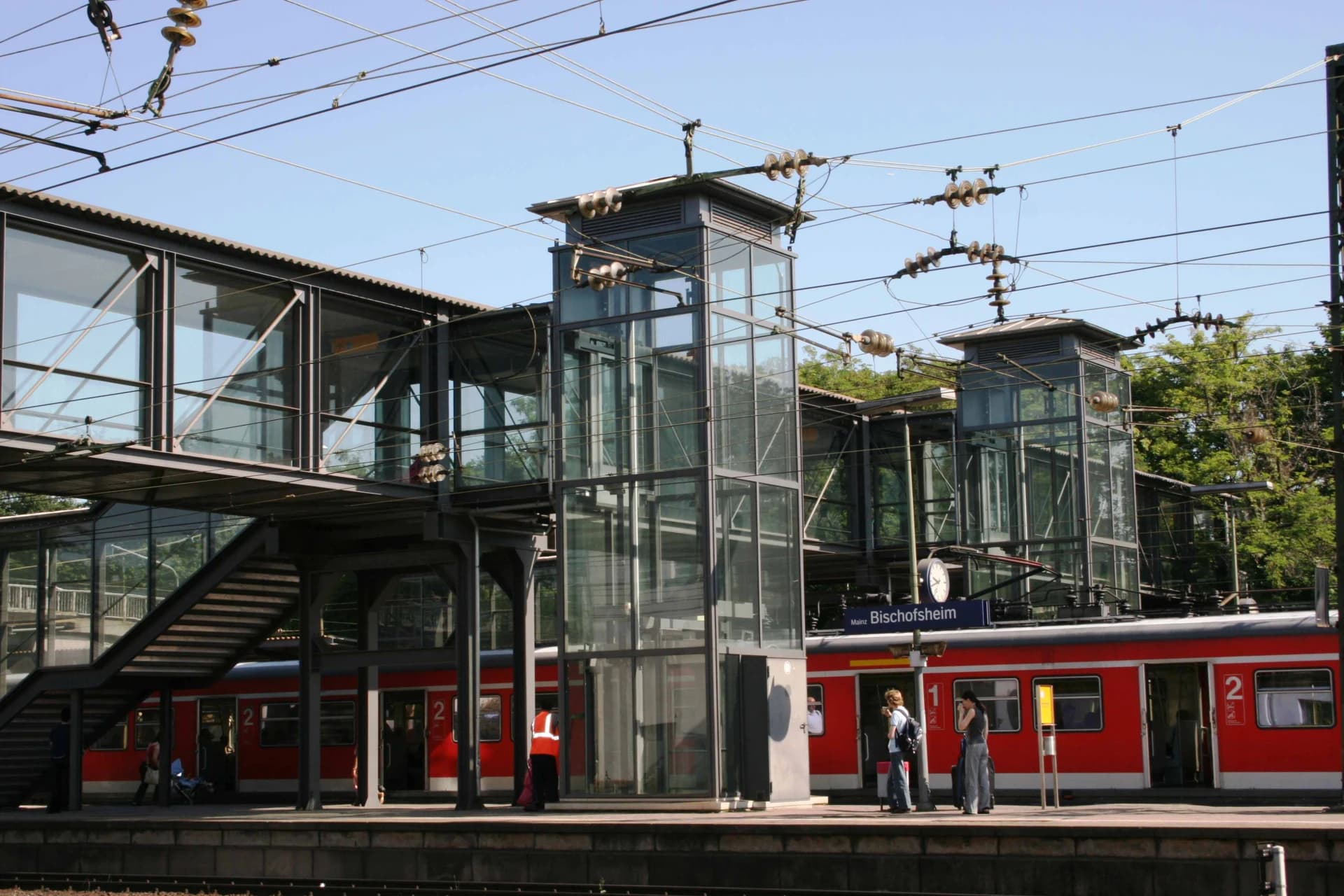 Bahnsteigüberführung mit Glasaufzügen am Bahnhof Mainz-Bischofsheim in Bischofsheim