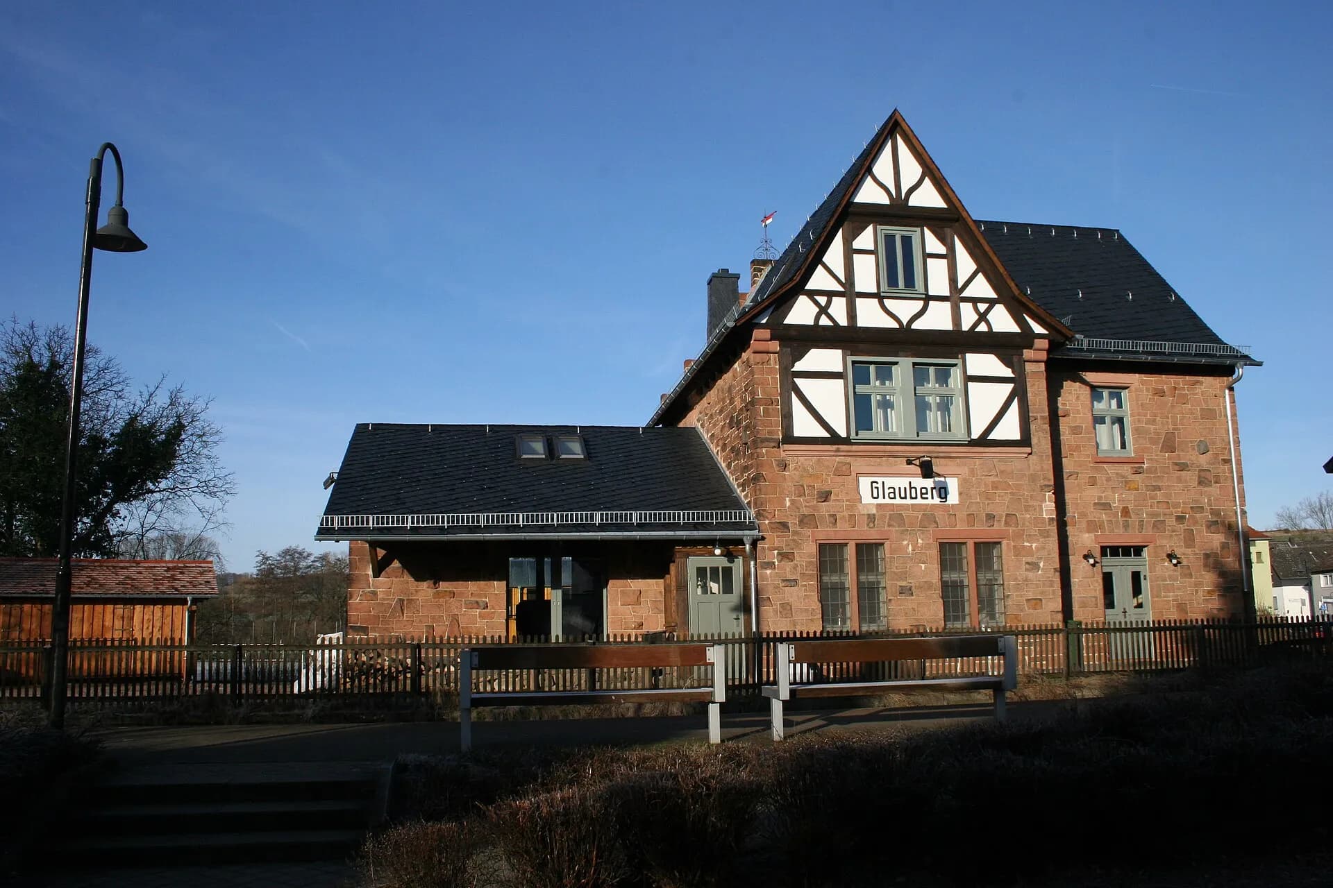 Bahnhofsgebäude Glauburg-Glauberg von der Straßenseite