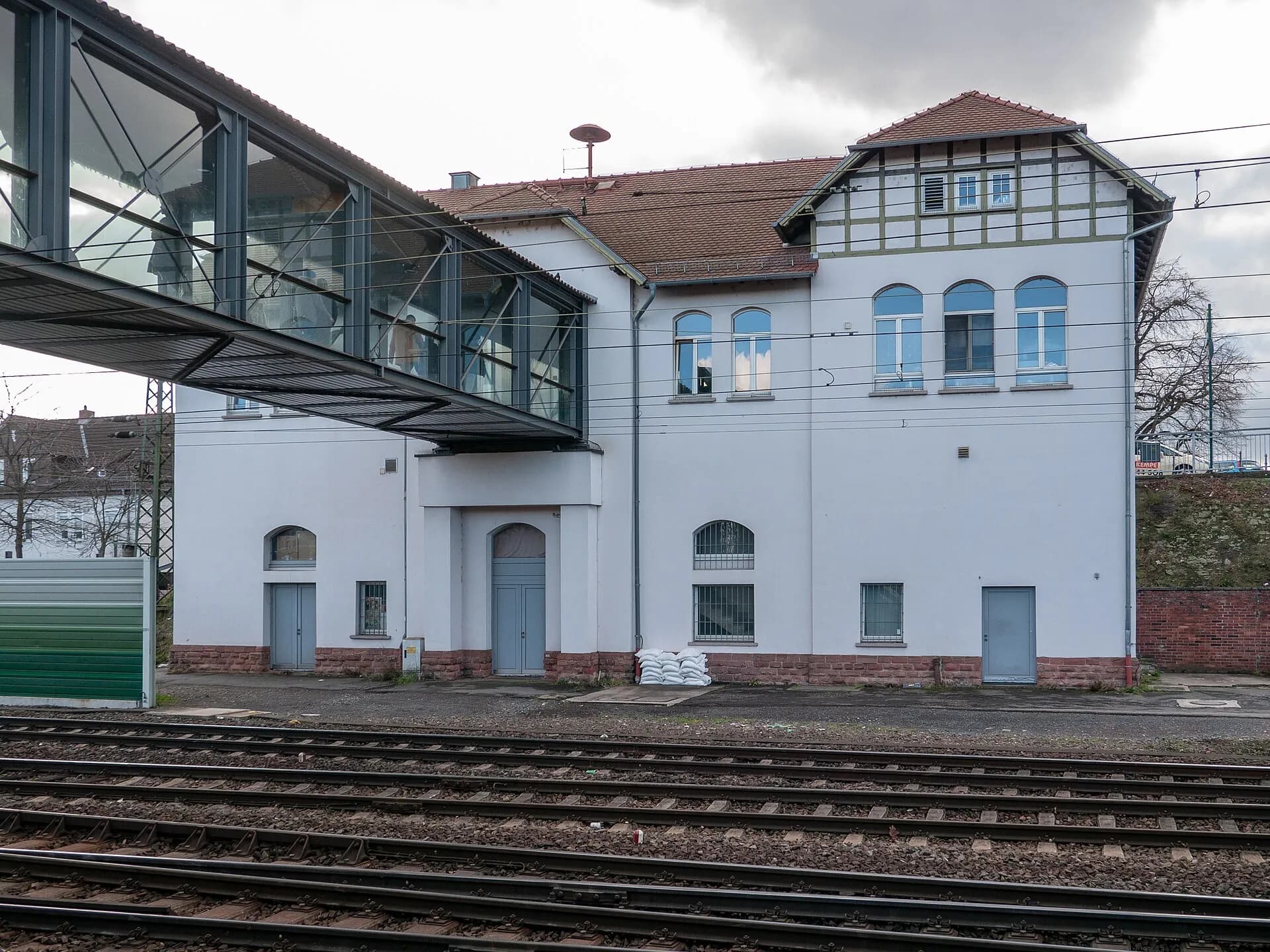 Gleisseite des Bahnhofs Mainz-Bischofsheim in Bischofsheim