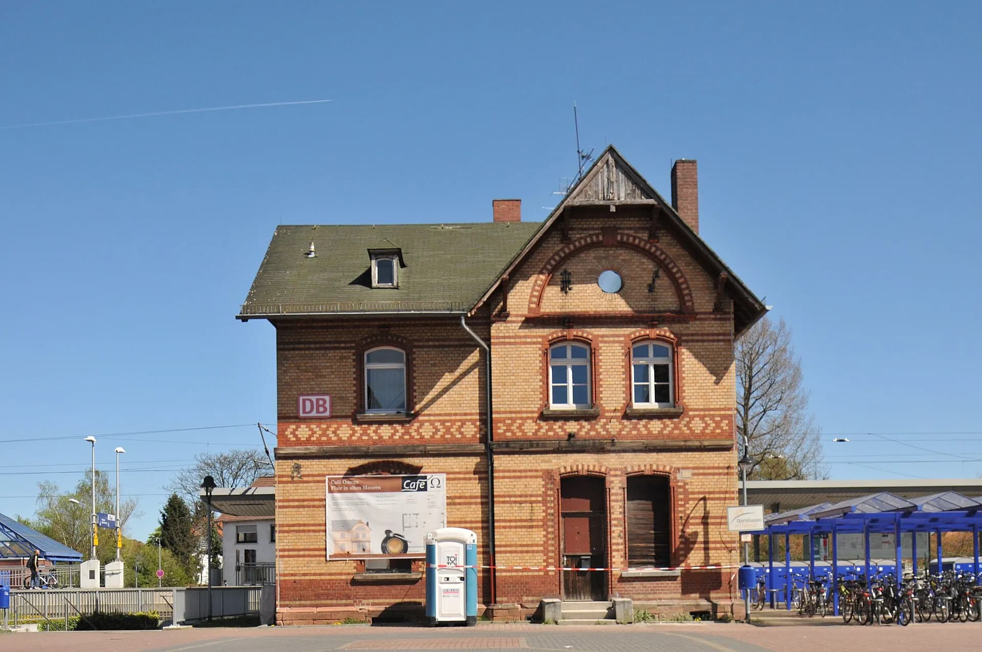 Bahnhofsgebäude von der Gleisseite in Obertshausen