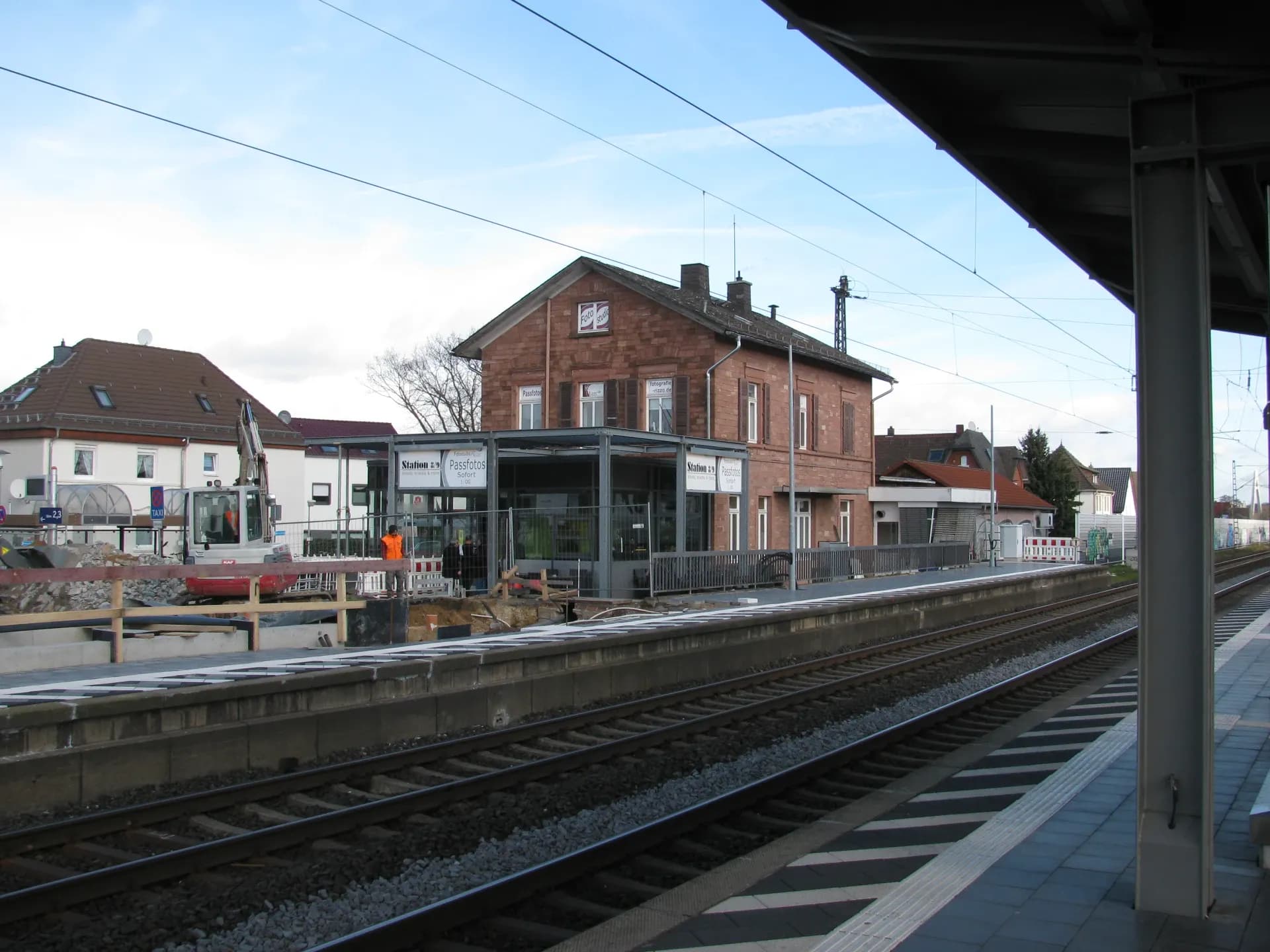 Bahnhofsgebäude von der Gleisseite in Raunheim