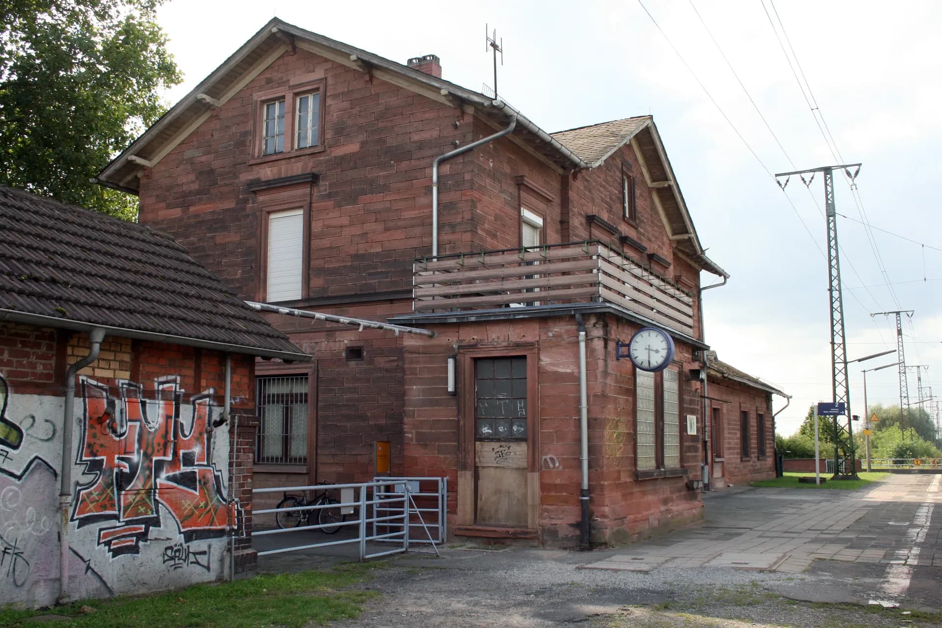 Bahnhofsgebäude von der Gleisseite in Weiterstadt