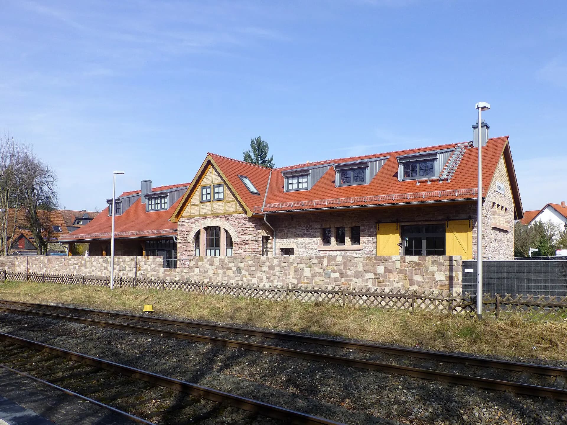 Bahnhof von der Gleisseite in Dreieich-Götzenhain