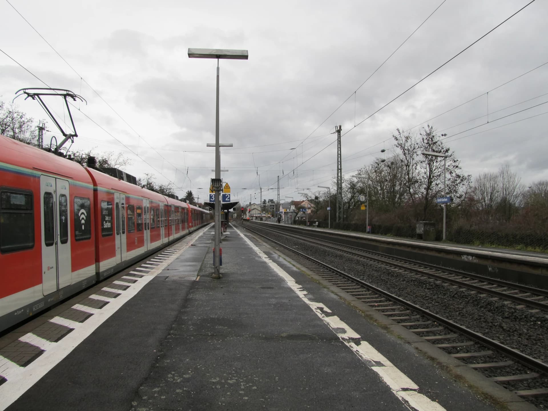 Bahnsteige am Bahnhof Groß-Karben, Karben