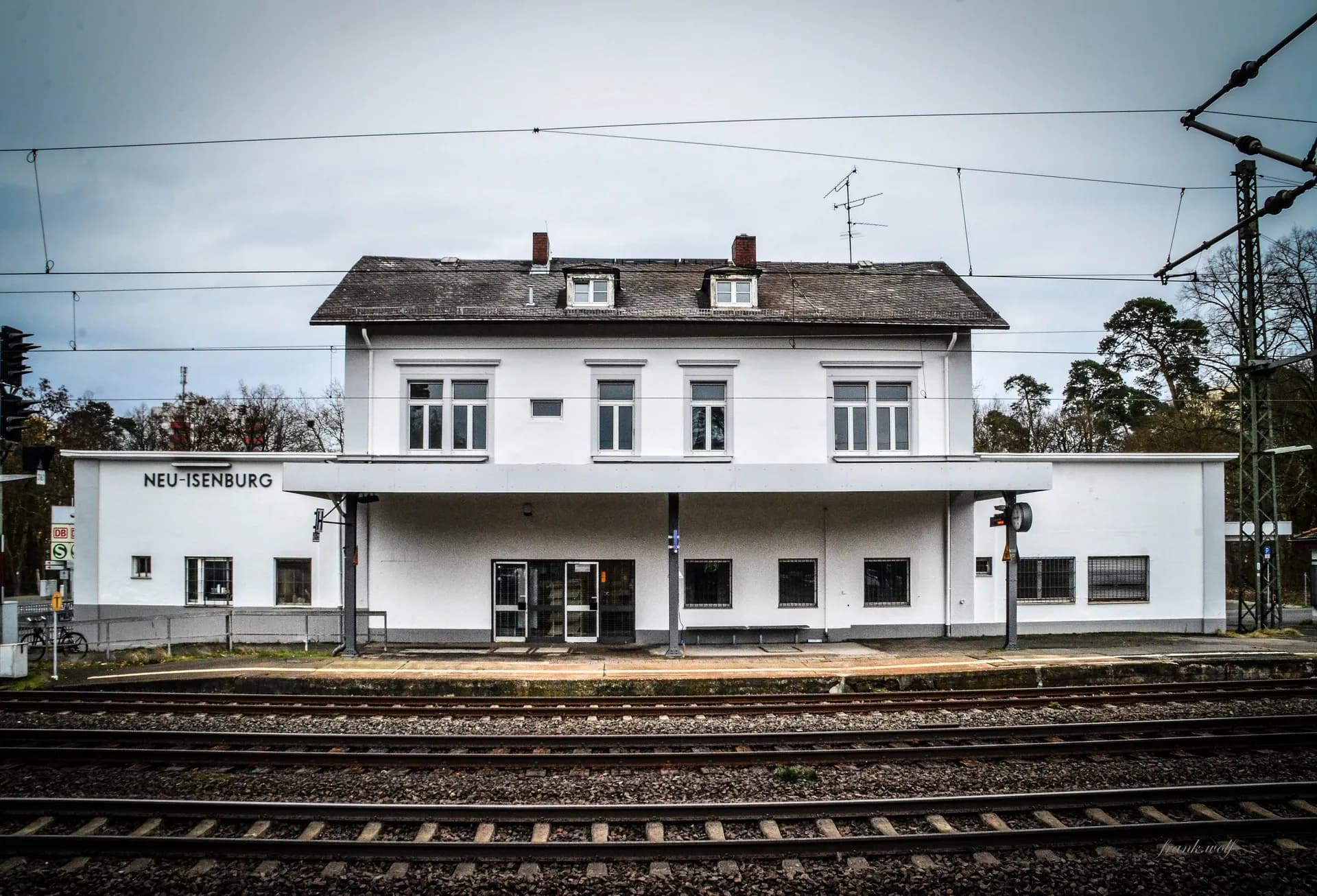 Hauptgebäude des Bahnhofs Neu-Isenburg von den Gleisen