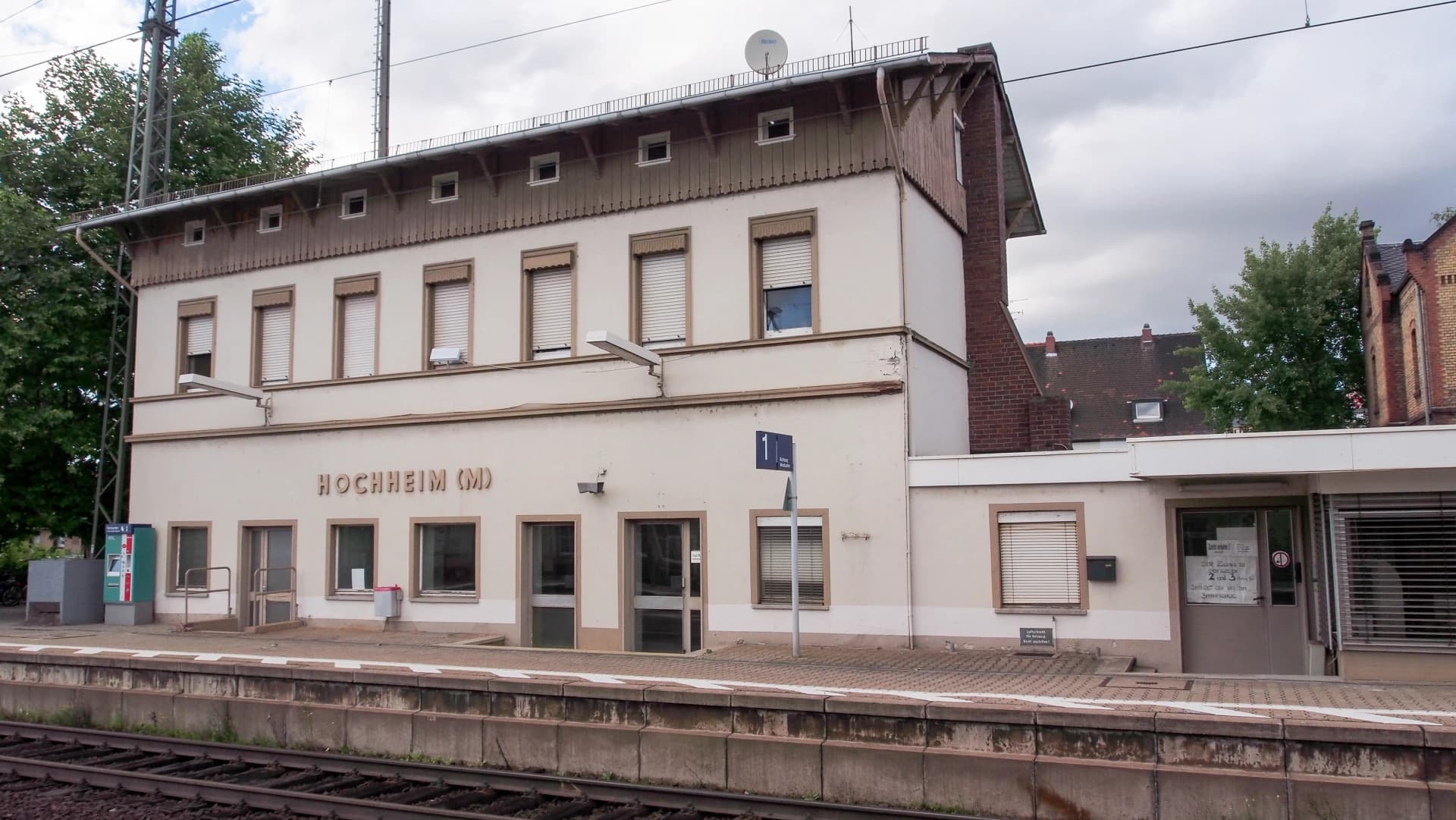 Hauptgebäude des Bahnhofs Hochheim am Main