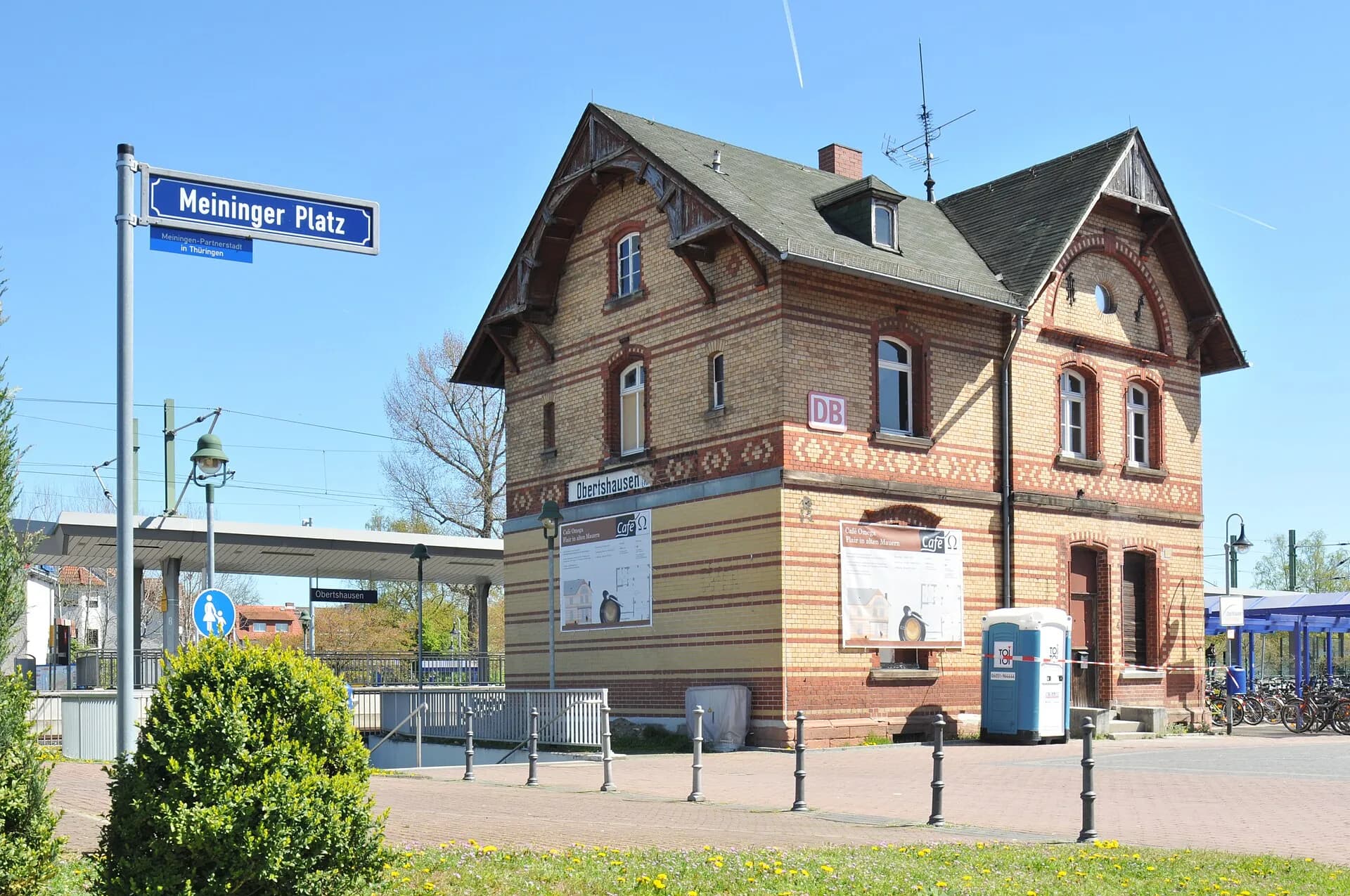 Bahnhofsgebäude am Meisinger Platz in Obertshausen