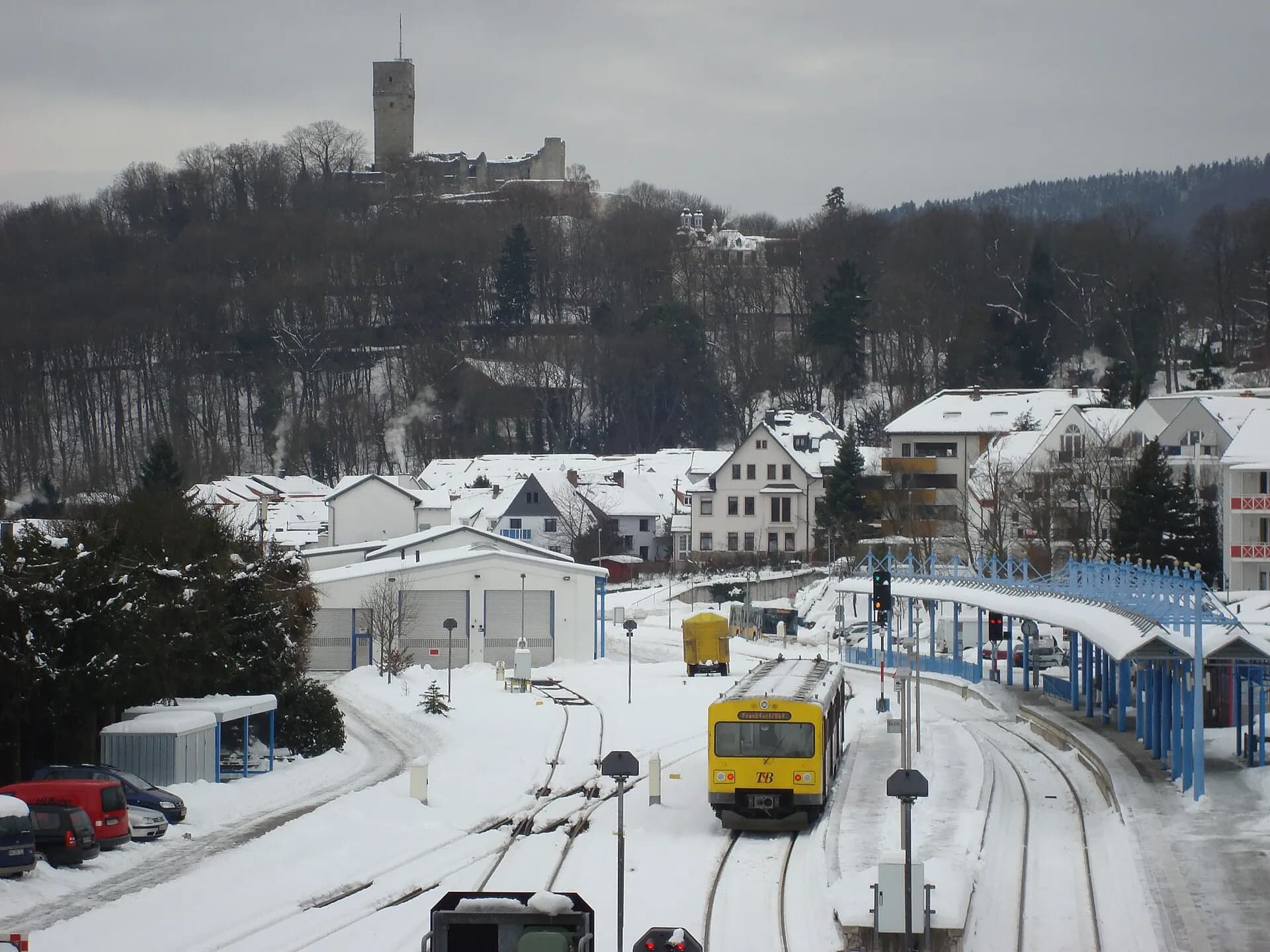 Bahnhof Königstein im Taunus mit der Burgruine im Winter